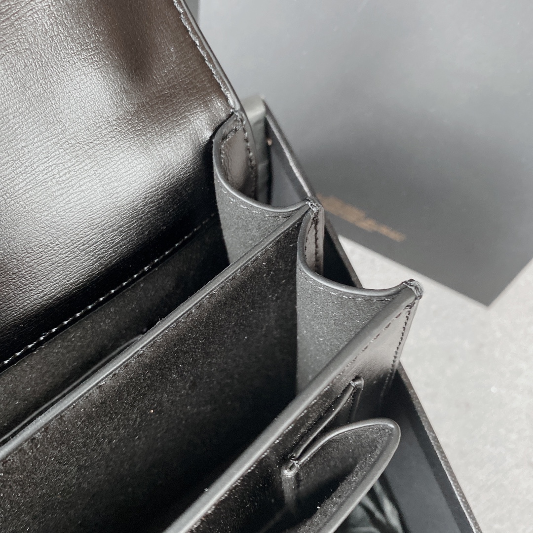 Alaïa Classic Handcrafted Luxury Leather Shoulder Bag Ref.09775F25 9