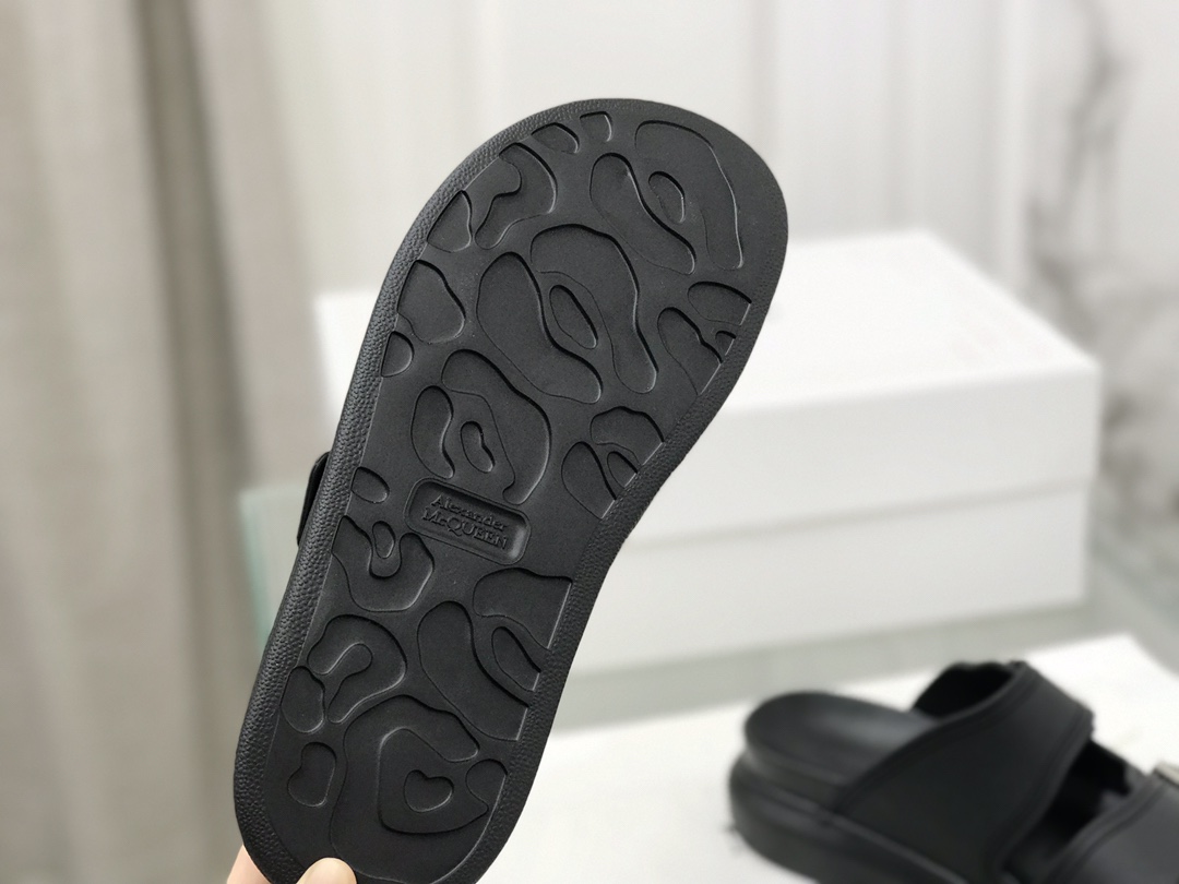 “McQun/Alexander McQueen Classic Candy-Coloured Slippers – High-End Replicas” - 图片 6