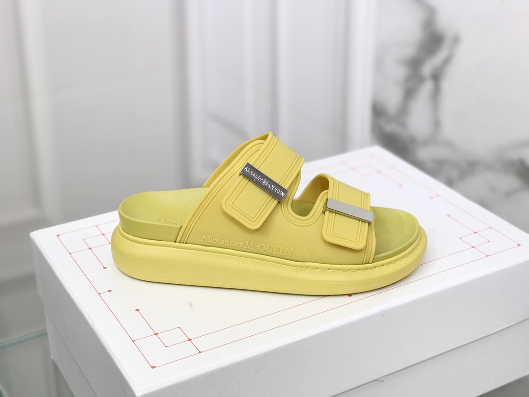 High-end Alexander McQueen Candy-Coloured Slippers with Metal Buttons – Size 35-40 - 图片 3