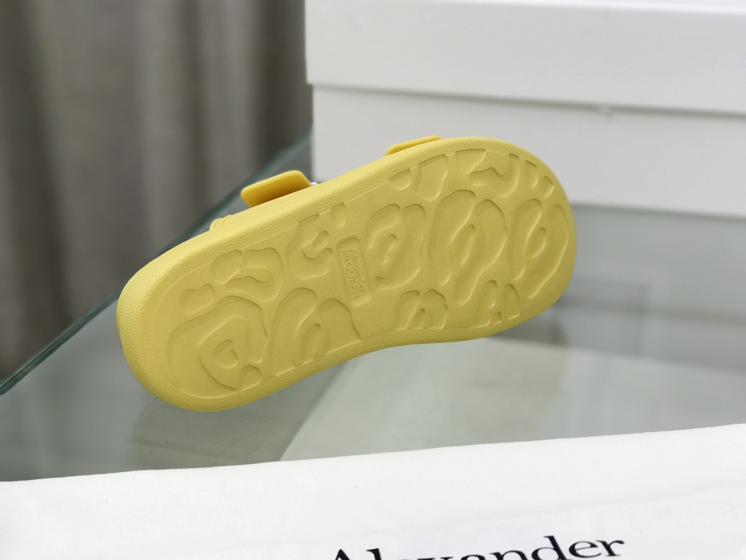 High-end Alexander McQueen Candy-Coloured Slippers with Metal Buttons – Size 35-40 - 图片 6