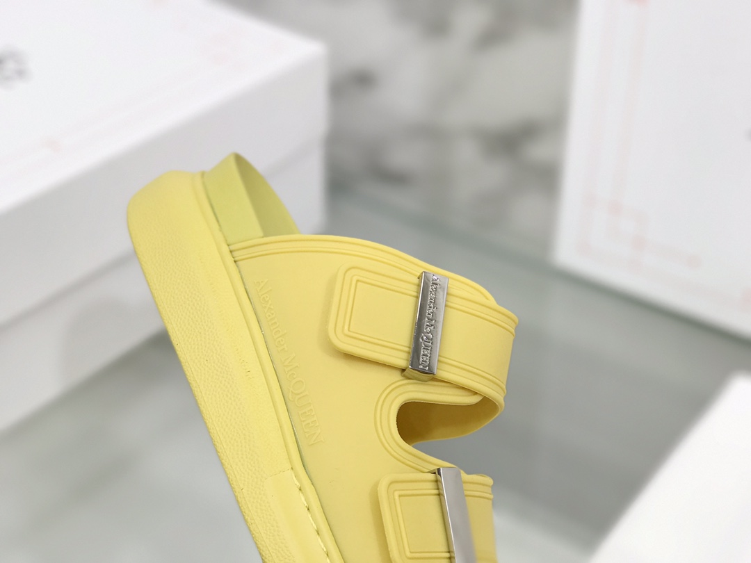 High-end Alexander McQueen Candy-Coloured Slippers with Metal Buttons – Size 35-40 - 图片 5