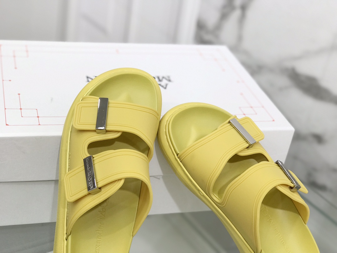 High-end Alexander McQueen Candy-Coloured Slippers with Metal Buttons – Size 35-40 - 图片 4