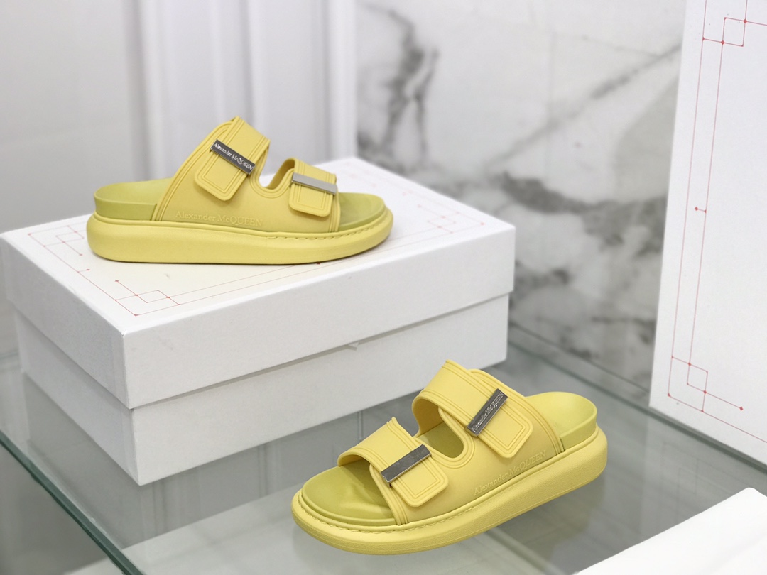 High-end Alexander McQueen Candy-Coloured Slippers with Metal Buttons – Size 35-40 - 图片 2