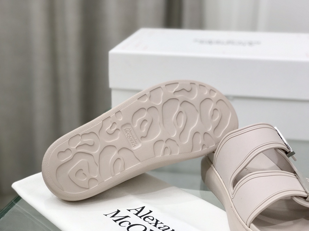 High-End Replica McQueen Slippers with Metal Buttons & 5cm Water Table – Sizes 35-40 - 图片 6