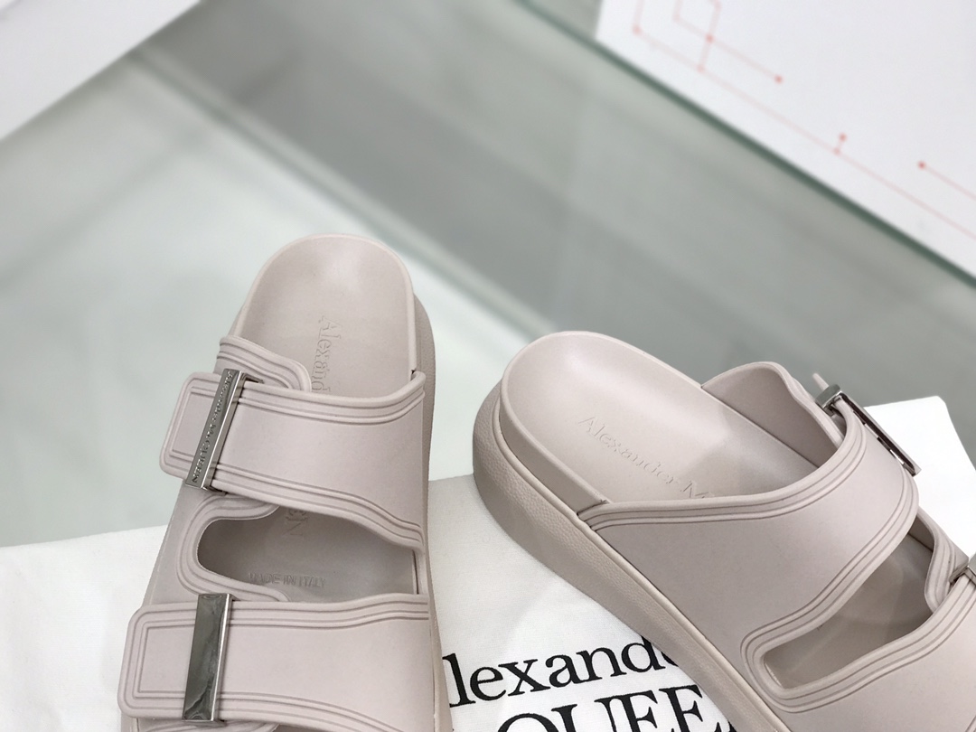 High-End Replica McQueen Slippers with Metal Buttons & 5cm Water Table – Sizes 35-40 - 图片 5