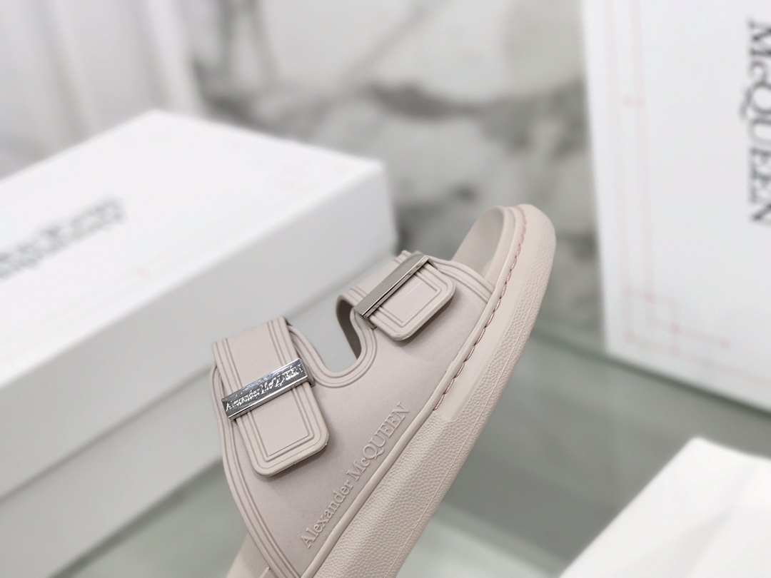 High-End Replica McQueen Slippers with Metal Buttons & 5cm Water Table – Sizes 35-40 - 图片 4