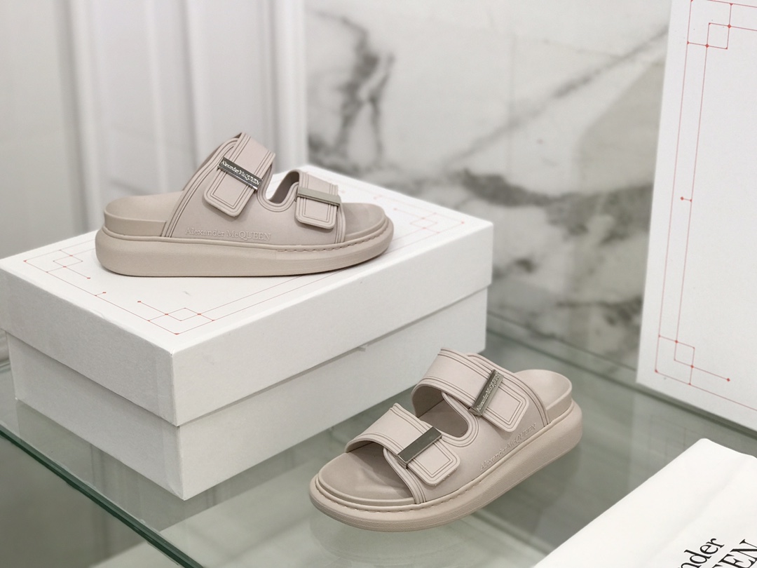 High-End Replica McQueen Slippers with Metal Buttons & 5cm Water Table – Sizes 35-40 - 图片 2