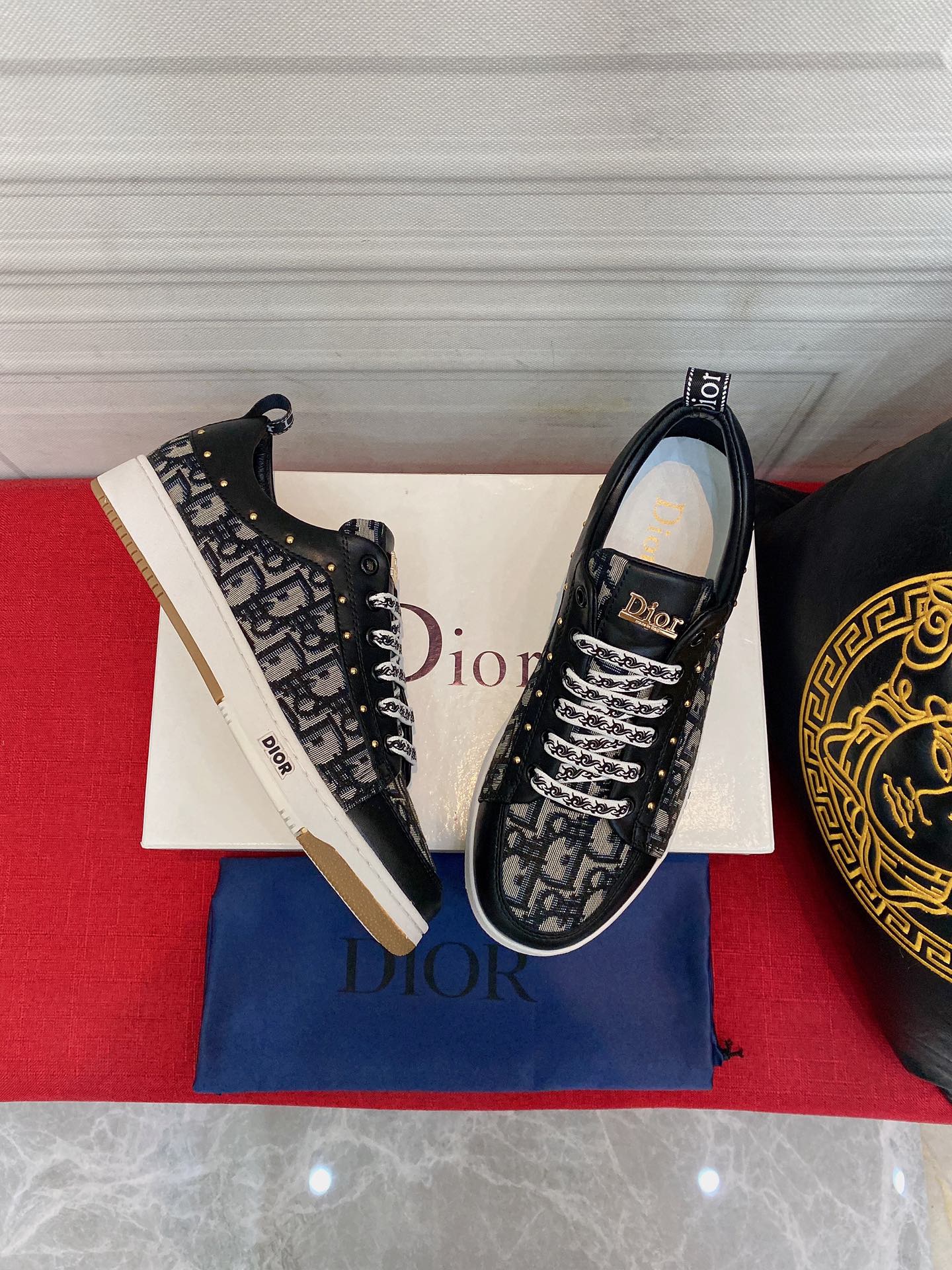 I0 迪奥 最 2022精心打造，引爆全场不断创新的国际品牌 此款男士休闲鞋，原版版本，专柜一比一牛皮材质，皮垫脚橡胶防滑大底，透气舒适以质量说话勇颜色：黑色 白色可选