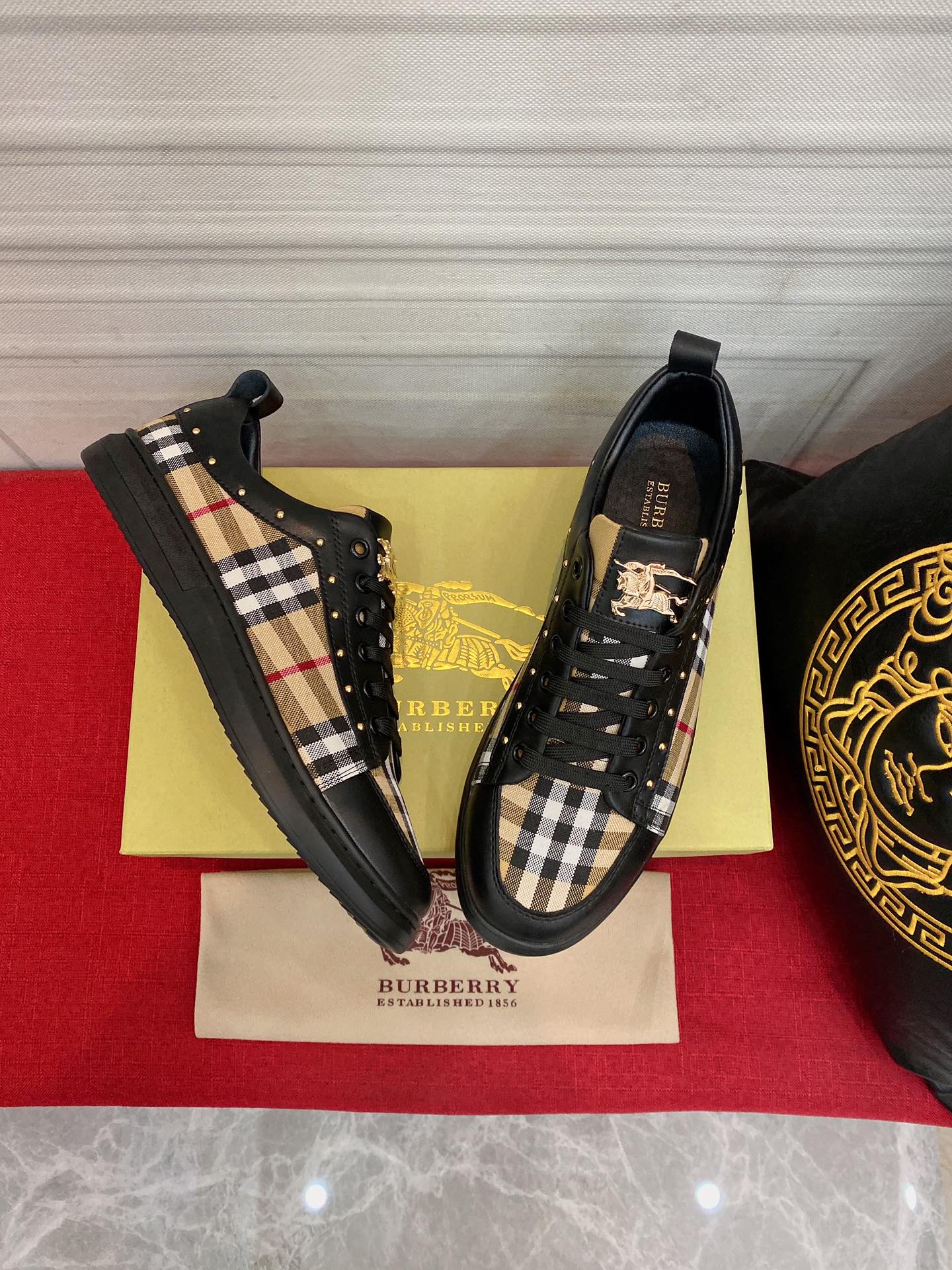 I0 巴宝莉 Burberry  最 2022休闲韩版风男鞋，全新春夏款设计，完美做工，打造装柜品质，鞋面：进口格子经典布材质，羊皮内里；柔软舒适，橡胶大底超轻 耐磨、简约、百搭风时装男鞋，勇颜色 二色可选