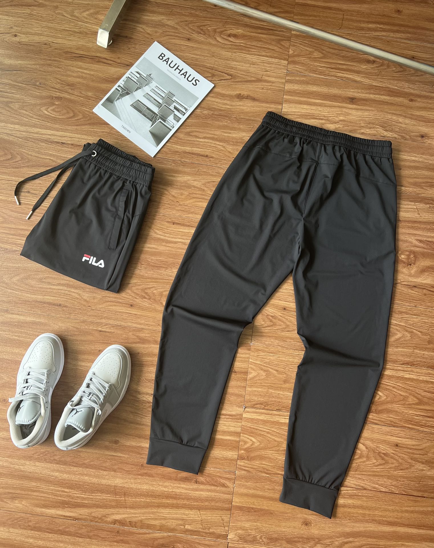 🛒购物价：55💰[夏季必备运动训练裤.冰丝凉感十分给力]库存5000件充足高性价比平价好物.清凉一夏,出产地莆田安福,强烈推选,原包装➕原吊牌  FILAATHLETICS斐乐2023夏男子休闲裤运动裤训练长裤代g好货放心入！简约时尚版型，工艺完美！！1弹力、透气性绝佳…高弹力的亲肤速干面料，绝对不是平时世面上见到的那种普通梭织面料…经典logo烫印标，三标，全部按照订单要求生产的完美出击…束脚拼接设计经典版型，休闲的同时也可以适合各种强度训练，随意百搭上身十分有型…运动季必入…现货跑量款福利开启m~6xl