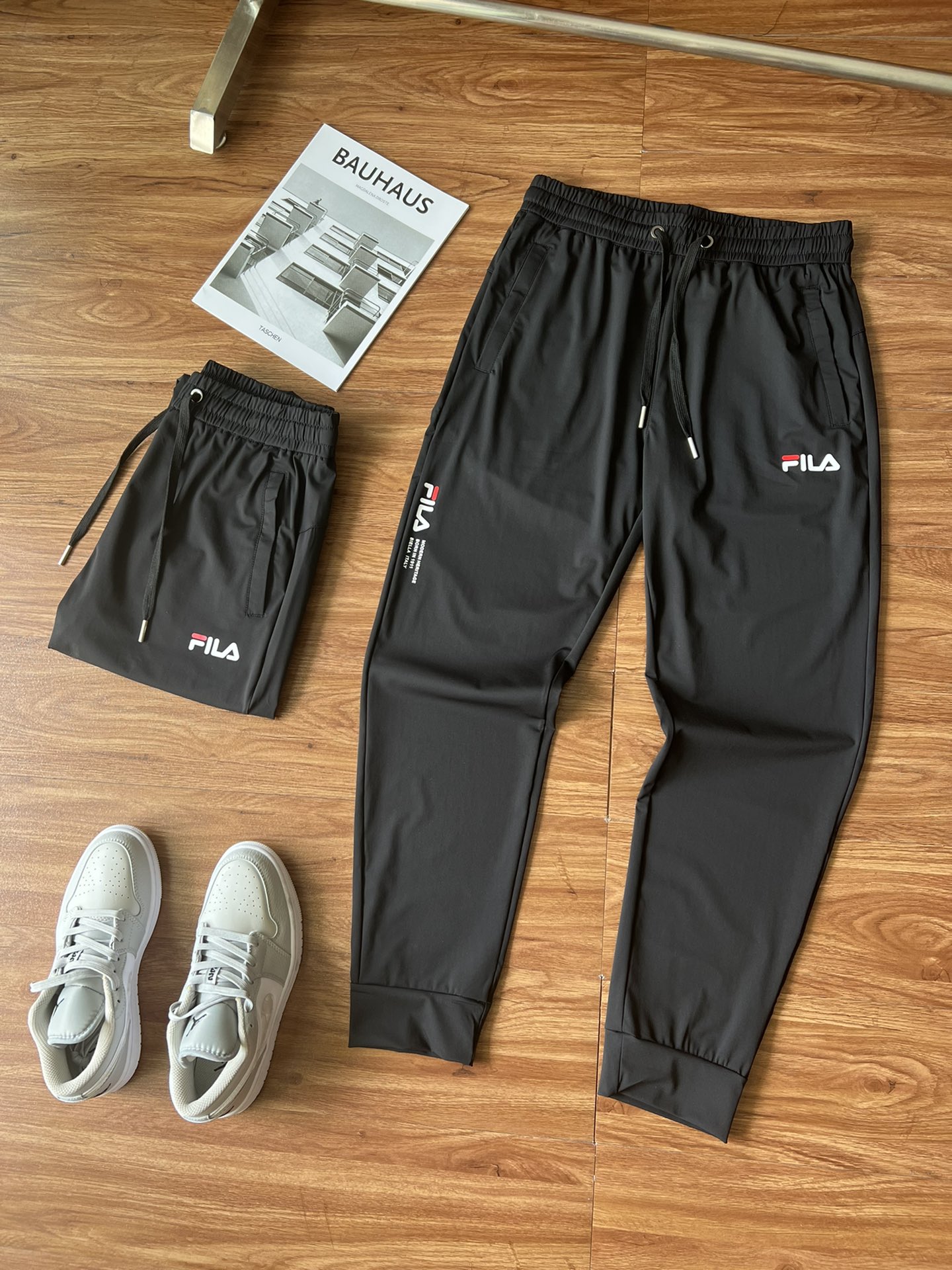 🛒购物价：55💰[夏季必备运动训练裤.冰丝凉感十分给力]库存5000件充足高性价比平价好物.清凉一夏,出产地莆田安福,强烈推选,原包装➕原吊牌  FILAATHLETICS斐乐2023夏男子休闲裤运动裤训练长裤代g好货放心入！简约时尚版型，工艺完美！！1弹力、透气性绝佳…高弹力的亲肤速干面料，绝对不是平时世面上见到的那种普通梭织面料…经典logo烫印标，三标，全部按照订单要求生产的完美出击…束脚拼接设计经典版型，休闲的同时也可以适合各种强度训练，随意百搭上身十分有型…运动季必入…现货跑量款福利开启m~6xl