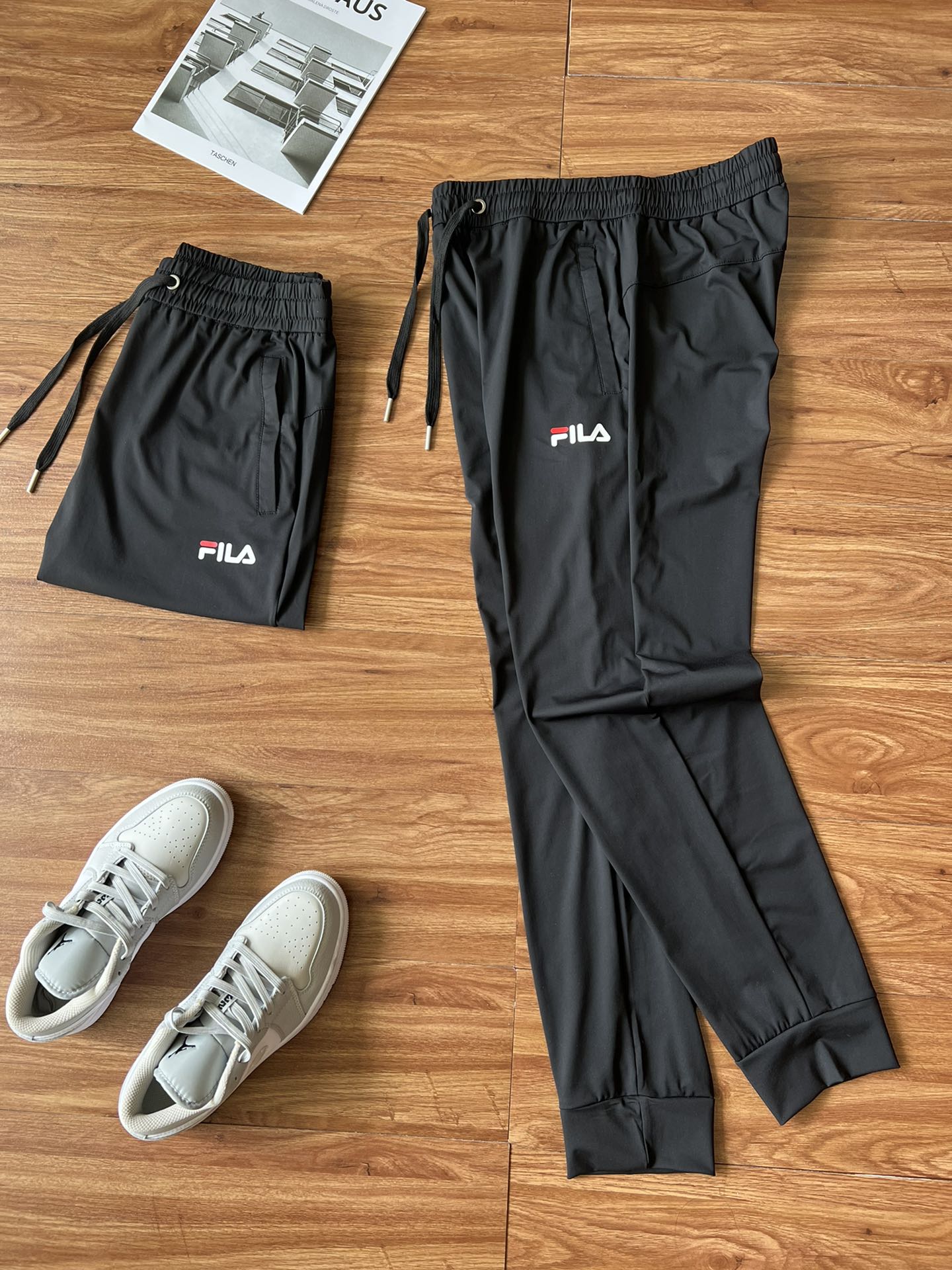 🛒购物价：55💰[夏季必备运动训练裤.冰丝凉感十分给力]库存5000件充足高性价比平价好物.清凉一夏,出产地莆田安福,强烈推选,原包装➕原吊牌  FILAATHLETICS斐乐2023夏男子休闲裤运动裤训练长裤代g好货放心入！简约时尚版型，工艺完美！！1弹力、透气性绝佳…高弹力的亲肤速干面料，绝对不是平时世面上见到的那种普通梭织面料…经典logo烫印标，三标，全部按照订单要求生产的完美出击…束脚拼接设计经典版型，休闲的同时也可以适合各种强度训练，随意百搭上身十分有型…运动季必入…现货跑量款福利开启m~6xl