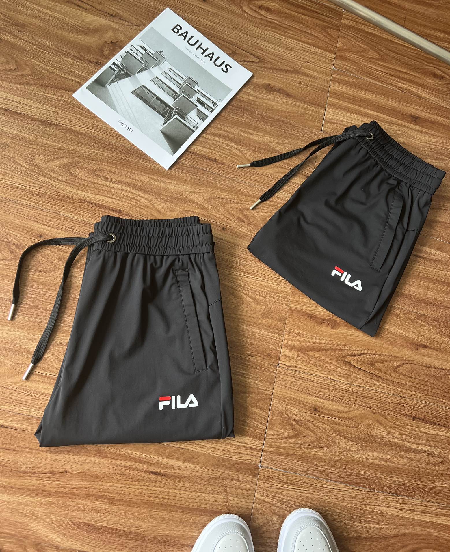 🛒购物价：55💰[夏季必备运动训练裤.冰丝凉感十分给力]库存5000件充足高性价比平价好物.清凉一夏,出产地莆田安福,强烈推选,原包装➕原吊牌  FILAATHLETICS斐乐2023夏男子休闲裤运动裤训练长裤代g好货放心入！简约时尚版型，工艺完美！！1弹力、透气性绝佳…高弹力的亲肤速干面料，绝对不是平时世面上见到的那种普通梭织面料…经典logo烫印标，三标，全部按照订单要求生产的完美出击…束脚拼接设计经典版型，休闲的同时也可以适合各种强度训练，随意百搭上身十分有型…运动季必入…现货跑量款福利开启m~6xl