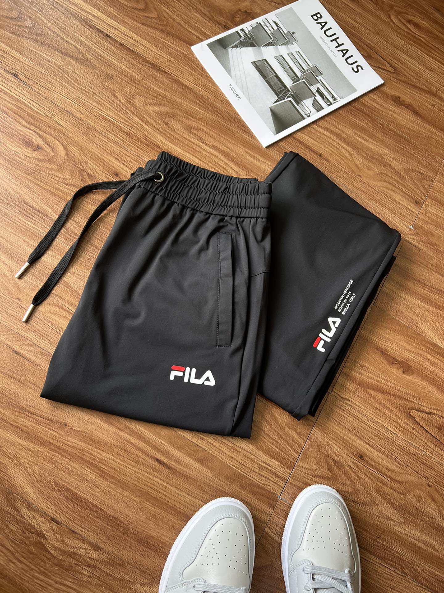 🛒购物价：55💰[夏季必备运动训练裤.冰丝凉感十分给力]库存5000件充足高性价比平价好物.清凉一夏,出产地莆田安福,强烈推选,原包装➕原吊牌  FILAATHLETICS斐乐2023夏男子休闲裤运动裤训练长裤代g好货放心入！简约时尚版型，工艺完美！！1弹力、透气性绝佳…高弹力的亲肤速干面料，绝对不是平时世面上见到的那种普通梭织面料…经典logo烫印标，三标，全部按照订单要求生产的完美出击…束脚拼接设计经典版型，休闲的同时也可以适合各种强度训练，随意百搭上身十分有型…运动季必入…现货跑量款福利开启m~6xl