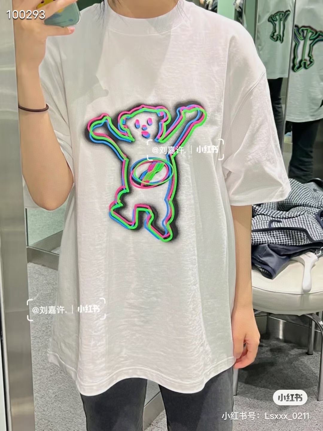 新款💰78 款号: W109#
-WE11DONE 炫彩霓虹小熊夜光T恤短袖 情侣款-
🌞爆款来袭,各路明星最爱单品,百搭必备,上身超级大牌范儿,面料采用280g26支双股赛络紧密纺单纱 结构紧密耐磨性好 因为织物品质高 上身才能有硬挺的效果而非市面上普通棉布 面料软而无型,外表所有肉眼可及的走线均是全身三线缝制,后领织带包边延伸到肩部加固,细节井口与肩膀处的衔接处打了倒针,更加无缝衔接,胸前背后小熊印花注意是先进口胶浆打底,然后再纯手工手绘覆盖,成本很高 对比原版无任何色差,全套定制的YUAN版辅料,包装袋,吊牌,洗水,主唛,小到别针,安排定制到位。春夏万能搭配不可缺少的出街穿搭必备,自留强烈推荐‼️
Color:黑色 炭灰 白色
Size: S M L
肩宽 胸围 衣长
S 码 53 120 72
M码 54 124 74
L 码 55 128 76