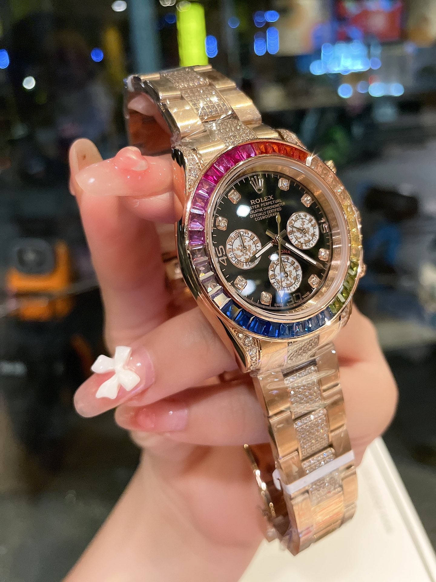 全新 劳力士 Rolex 迪通拿彩虹款。型号：116599RBOW-116598RBOW-116595RBOW.彩虹迪通拿一表难求镶嵌根据原厂颜色渐变过渡最协调的36颗宝石进行优化处理，高度、角度一致，折射效果非常漂亮。字面每个计时盘为光线的不同而发生折射，色泽鲜艳亮丽，独一无二。搭载进口石英机芯 分别有星期 月份 24小时显示Rolex钢实心链节蚝式易调节表带，抛光打磨精湛细腻。”},”normal”:false,”old_share_time”:”