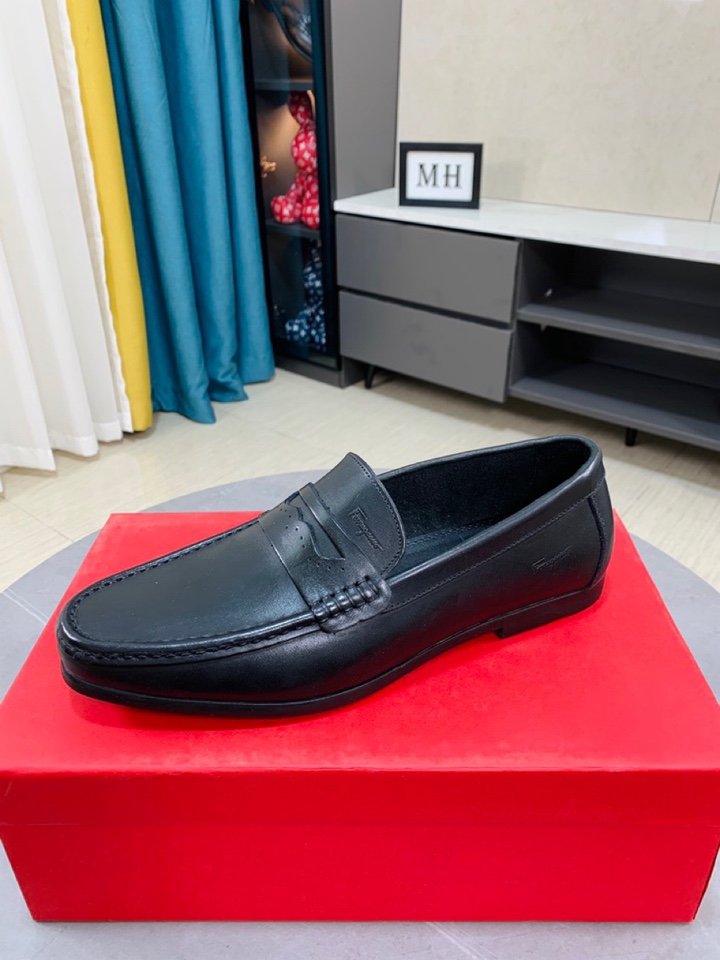 I0  Ferragamo菲拉格慕爆款时尚豆豆鞋🇨🇳官网专柜1:1制作，原版开模💯好质量看得见，进口高端头层牛皮，奢华牛里内里🌿纹路很清优质防水防滑耐磨大底高品质低价位，真正的纯手工制作🍓码米38-44 黑色、大量现货