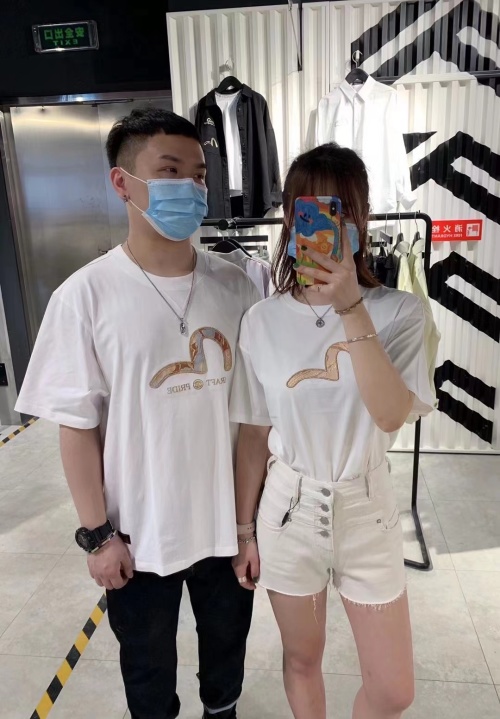 Evisu T-shirt met Geborduurde Patch - Nieuwe Collectie 2023 - Comfortabel en Stijlvol 1 Evisu T-shirt met Geborduurde Patch - Nieuwe Collectie 2023 - Comfortabel en Stijlvol