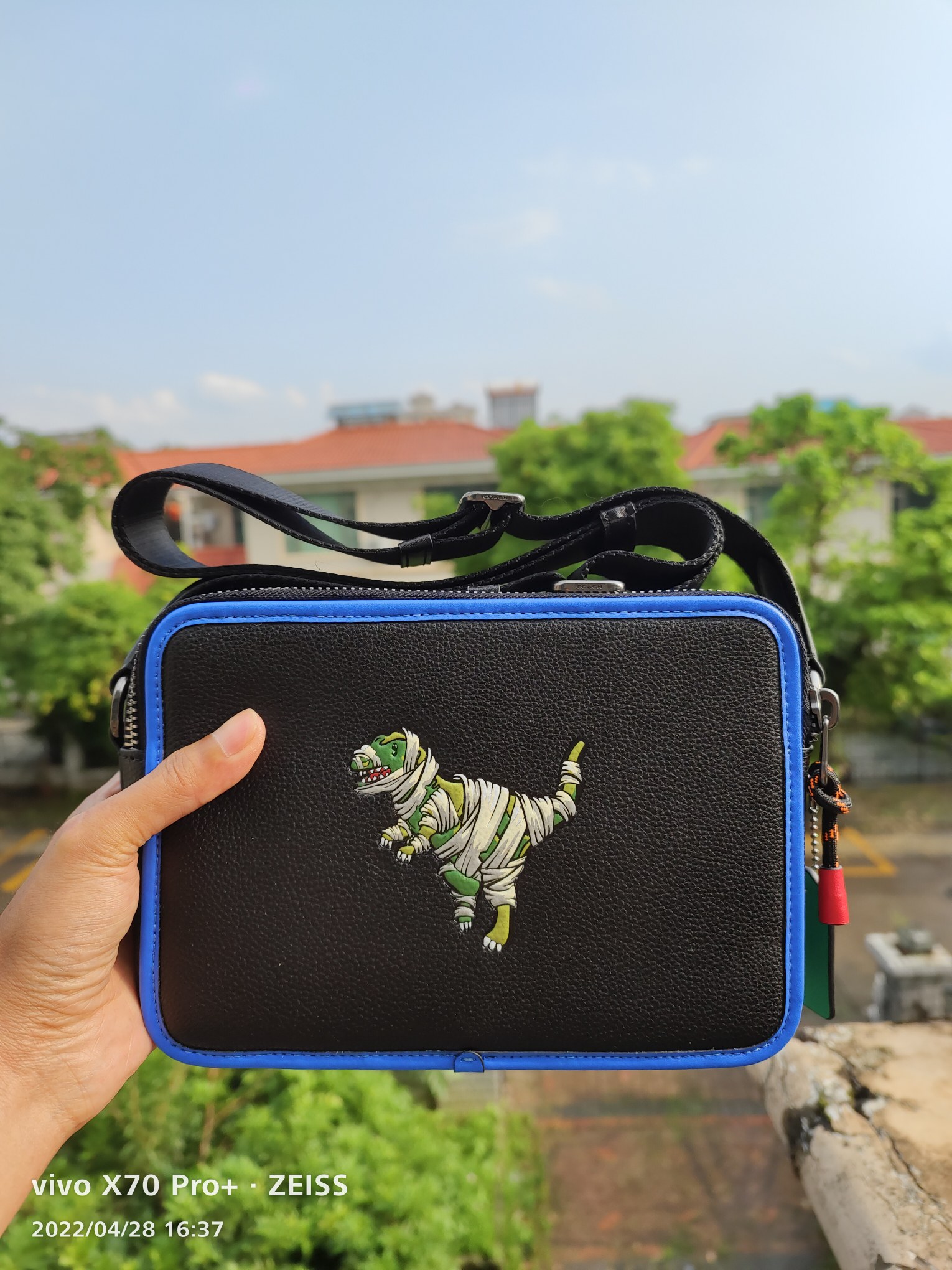 Coach 货号6930 COA**男士新款Charter通勤恐龙相机包 和出差提供便携舒适的体验 这款公整有型的斜挎包采用满版的大马车logo 和 的皮革制作 带有2个特色拉链隔层 内置容量足够强大 尺寸：24*16*7 cm