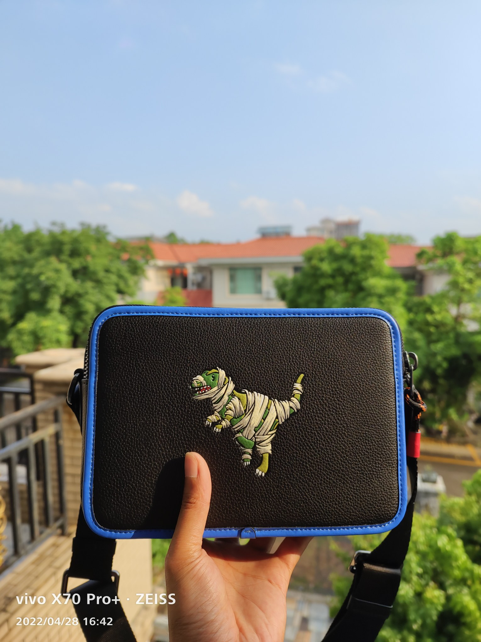 Coach 货号6930 COA**男士新款Charter通勤恐龙相机包 和出差提供便携舒适的体验 这款公整有型的斜挎包采用满版的大马车logo 和 的皮革制作 带有2个特色拉链隔层 内置容量足够强大 尺寸：24*16*7 cm