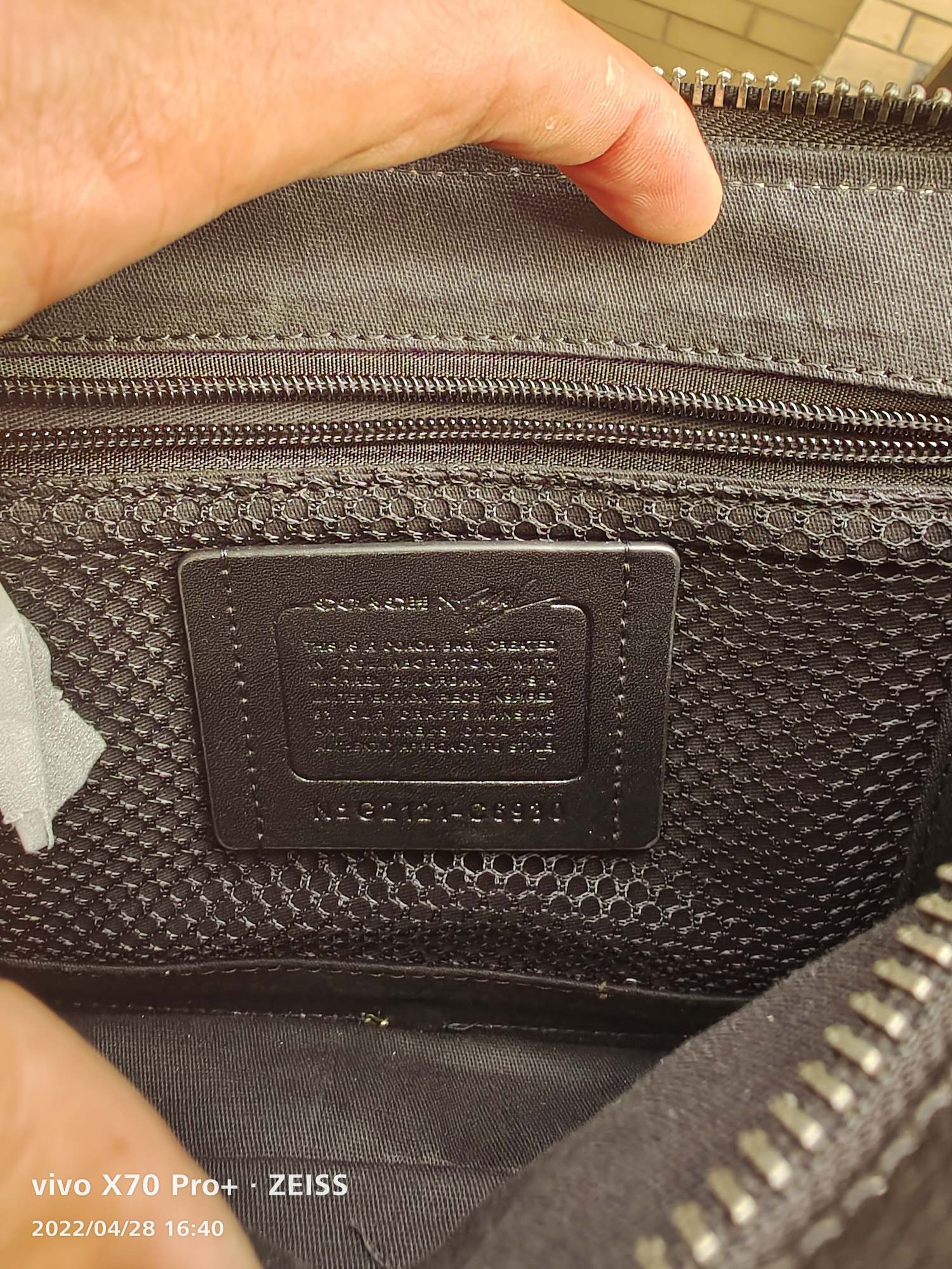 Coach 货号6930 COA**男士新款Charter通勤恐龙相机包 和出差提供便携舒适的体验 这款公整有型的斜挎包采用满版的大马车logo 和 的皮革制作 带有2个特色拉链隔层 内置容量足够强大 尺寸：24*16*7 cm