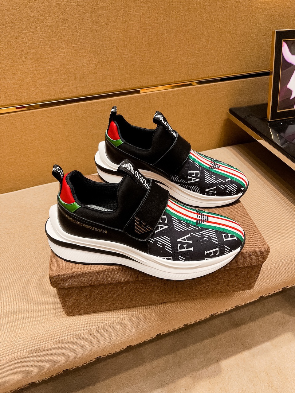 I5 👍 阿玛尼 🔝  男鞋高端品牌 官网1：1最新力作：鞋面采用意大利官网原版专用科技布面料搭配 头层牛皮  原版舒适透气内里➕原版指防滑大底制作 让行走更加便捷舒适，惊世之作，与官方的质量相比美的1：1复刻[色]打造时尚个性衬托你的与众不同潮男必备!  ，