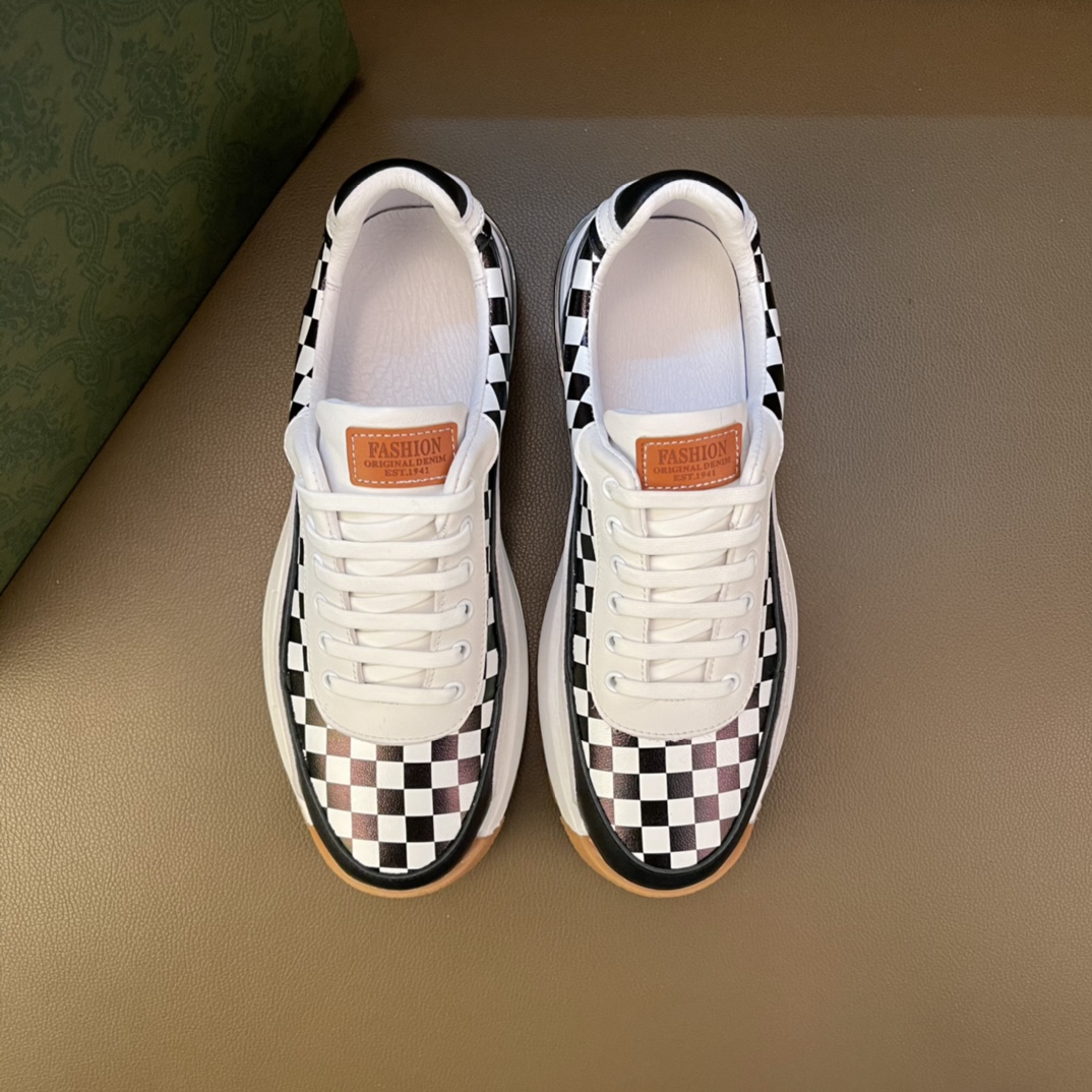 J0  高品质迪士尼联乘 😍 欧美大师设计简洁高档大气，专柜品质值得信赖，面料进口顶级牛皮 。😍 羊皮内里🐑 做工精细，专柜原版大底，上脚舒适百搭，潮男乐福专属定制，小 麦昆 Alexander McQueen  适合司机户外行车🚗 休闲鞋系列之首 男鞋