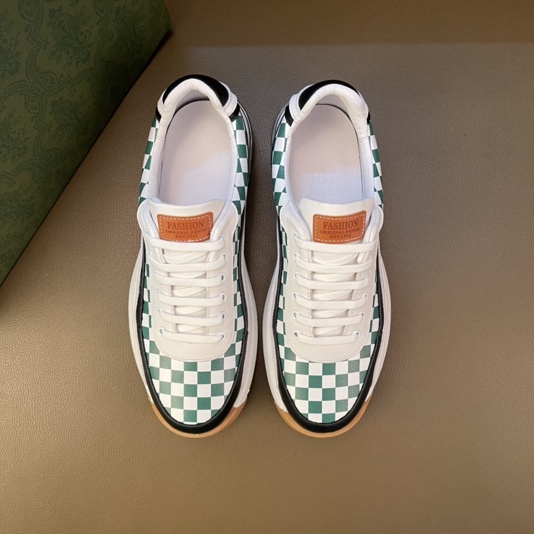 J0  高品质迪士尼联乘 😍 欧美大师设计简洁高档大气，专柜品质值得信赖，面料进口顶级牛皮 。😍 羊皮内里🐑 做工精细，专柜原版大底，上脚舒适百搭，潮男乐福专属定制，小 麦昆 Alexander McQueen  适合司机户外行车🚗 休闲鞋系列之首 男鞋