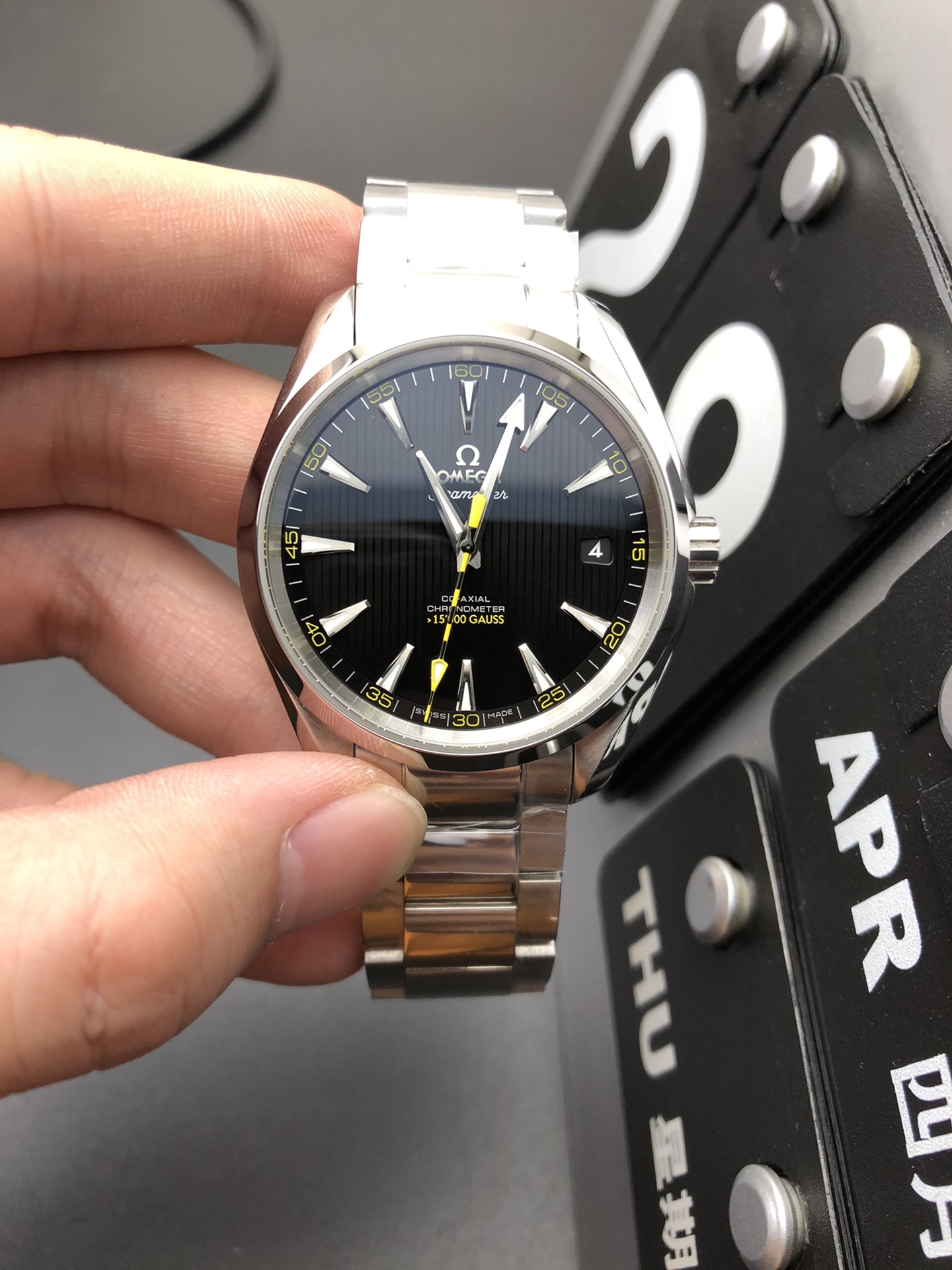 Omega 海马大黄蜂