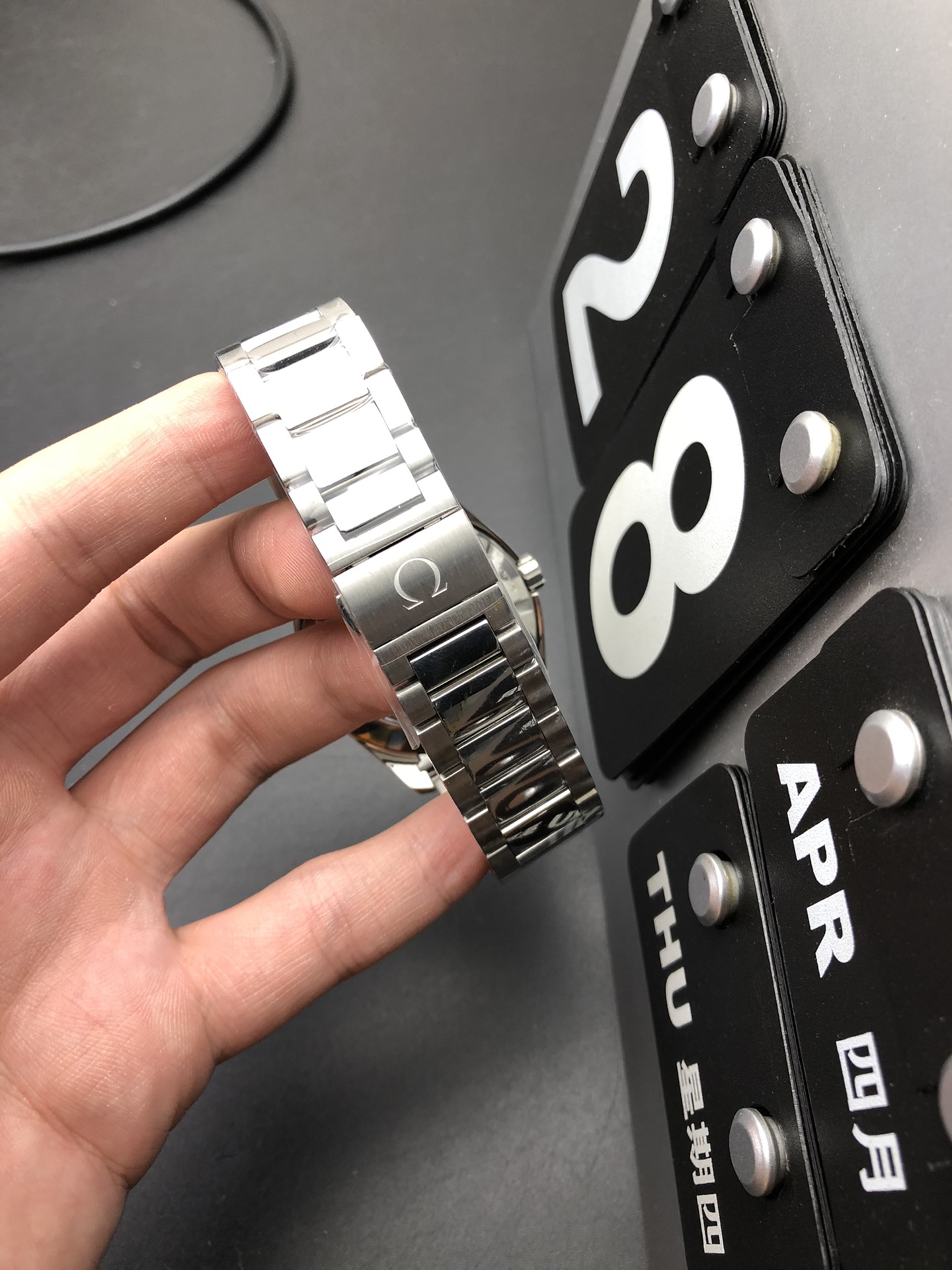Omega 海马大黄蜂
