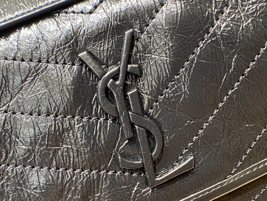 YSL 𝐍𝐢𝐤𝐢 28𝐜𝐦 邮差包 633158黑色/银链