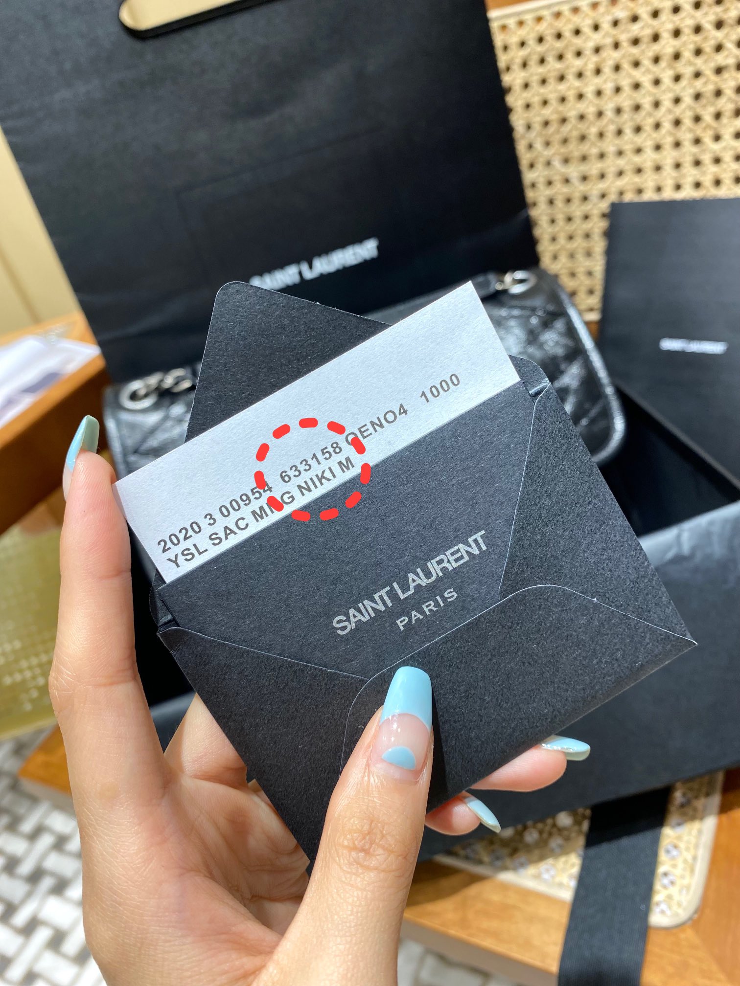 YSL 𝐍𝐢𝐤𝐢 28𝐜𝐦 邮差包 633158黑色/银链