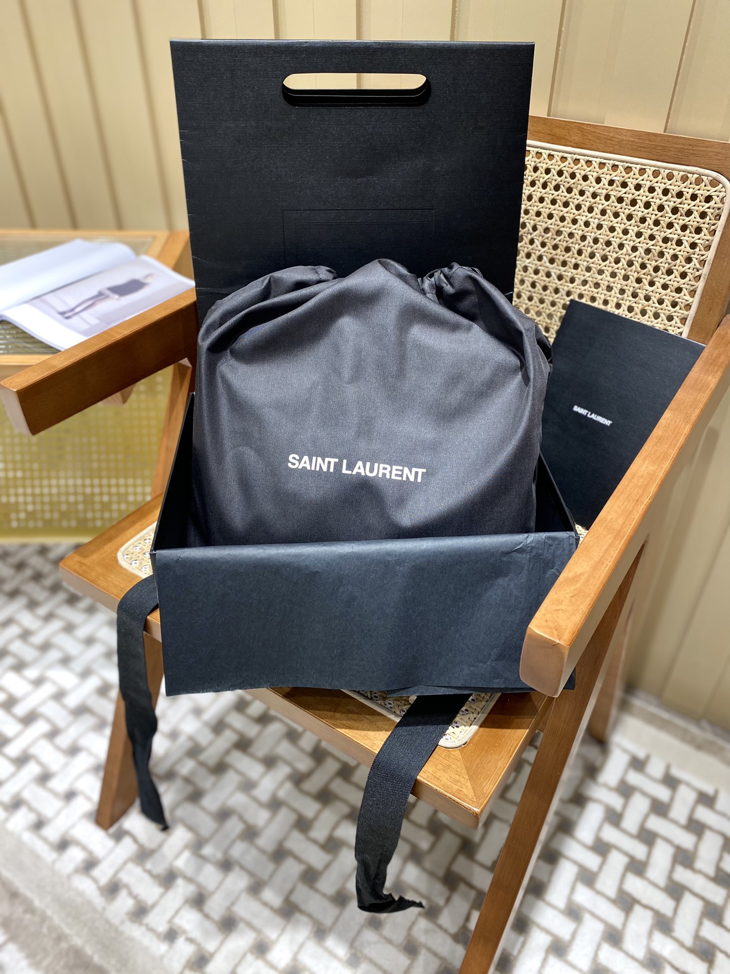 YSL 𝐍𝐢𝐤𝐢 28𝐜𝐦 邮差包 633158黑色/银链