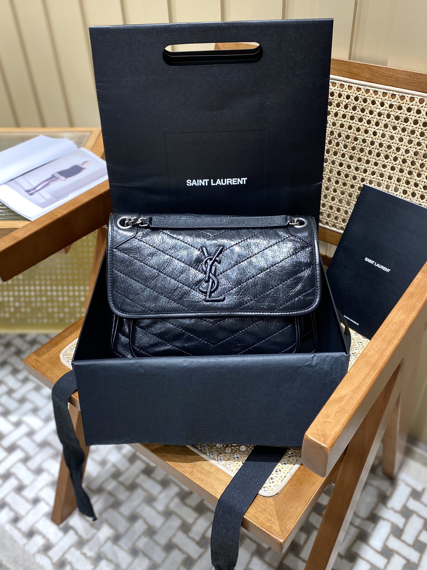 YSL 𝐍𝐢𝐤𝐢 28𝐜𝐦 邮差包 633158黑色/银链
