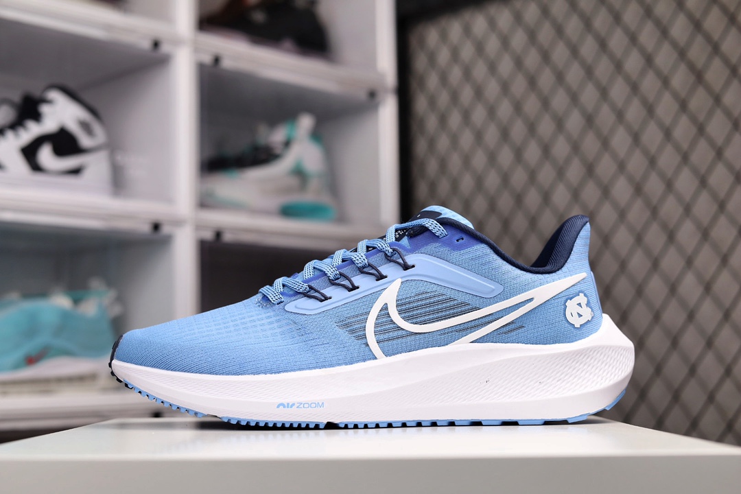 G0 Air Zoom Pegasus 39飞马系列外贸专供订单 原厂折返国内销售 国外专柜标准数据开发 OEM代工厂标准工艺飞马系列全新一代拥有 Zoom Air 一如既往的稳定感和流畅感 鞋面采用工程网眼设计 为特定高热区域营造出色透气性 进一步增加鞋面的穿孔数量 让足部能够快速散热 中足搭配 Flywire 飞线 在高速运动时营造舒适稳定的贴合感 内置Zoon气垫加持 动力十足×663SG官方