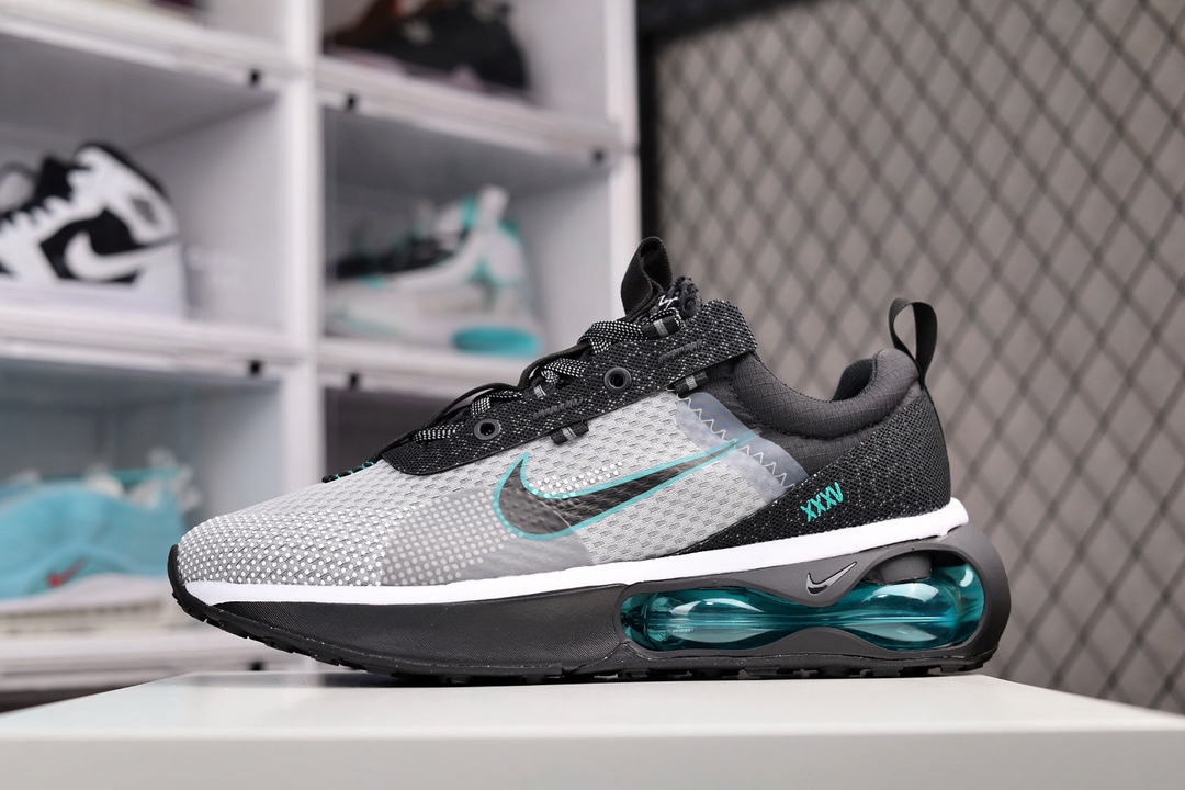 H0 Air Max 2021 半掌气垫运动鞋 机能风 原装公司级 出货实拍该鞋款以黑色、铁灰色和白色的组合示人 酷感十足 鞋款最大亮点是足底和空心泡沫中底的新型Air缓震装置 带来了更为轻便柔软的脚感×335SG