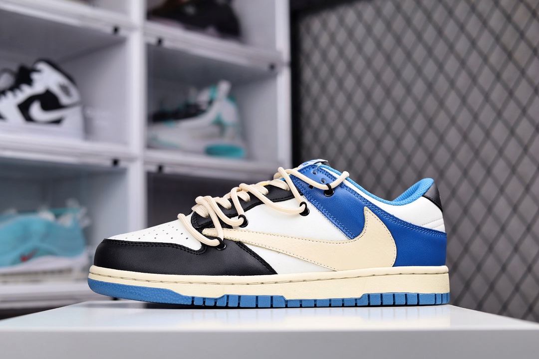 H0 Fragment x Travis Scott x Air Jordan 1 Low三方联名闪电倒钩 白蓝黑全新的三方联名低帮倒钩鞋面延续了黑脚趾设计，整双鞋以全荔枝皮打造，腰身搭配白色「倒勾」，再点缀上TS标志性的Logo，后跟处以藤原浩最拿手的蓝色为主色调，完善极具Fragment Design的白蓝黑设计风格，左右脚分别以Travis Scott鬼脸和乔丹飞翼加以修饰，彰显出三方联名的奢华格调×336YN