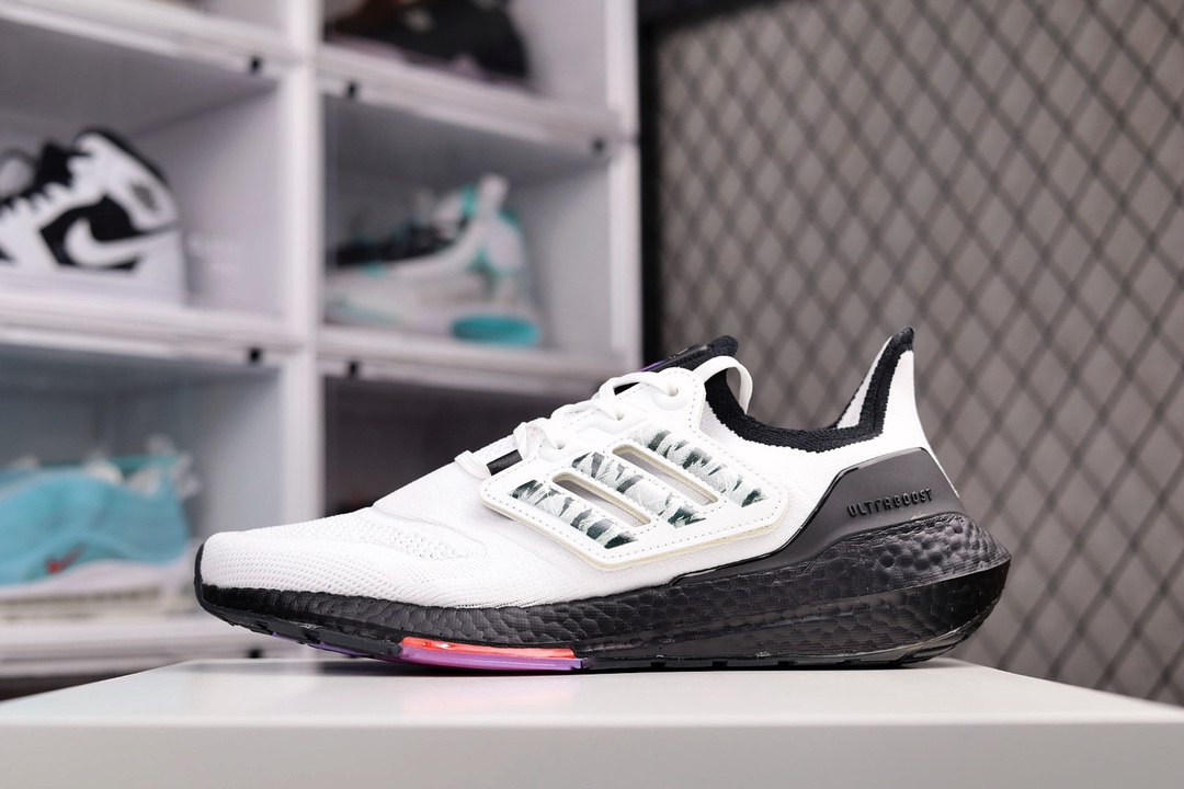 H0 外贸版本 AD Ultra Boost ub2022 Consortium ub8.0爆米花跑鞋 白黑中国年 GW1915 全掌Boost将缓震和能量回馈再一次进行了升级 提供更好的舒适穿着体验 J5 °Primeknit编织工艺 S型Heel Counter提供更加精准锁定后跟 带来出众的后跟包裹 LEP创新大底延续马牌橡胶大底 同时新加入LEP结构 为每一步提供更多动力及更好回弹×663XQ