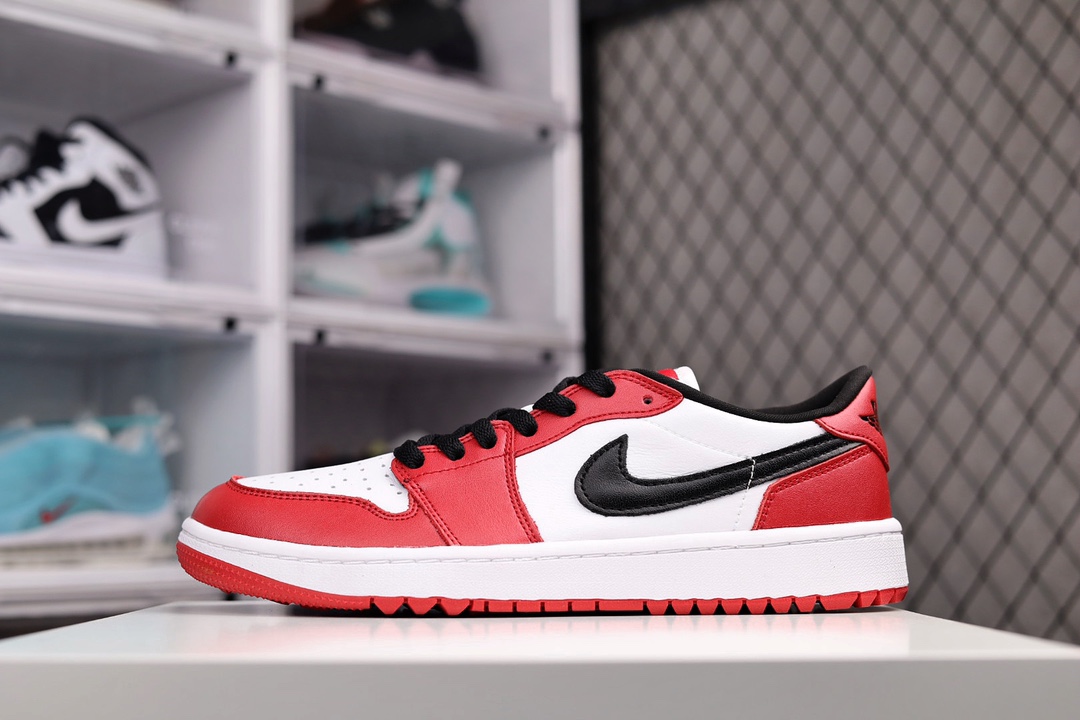 H0 Air Jordan 1 Low Golf “Chicago” 低帮 高尔夫白红芝加哥 AJ1 乔丹1代 aj1 乔1 低邦 芝加哥 乔丹篮球鞋系列 鞋款采用特殊的GOLF鞋型打造，鞋面整体采用白色皮革为主色调，搭配红色框架点缀。鞋身侧面的Swoosh以及鞋带均采用黑色呈现；鞋舌、鞋垫中上均有Golf字样的设计，彰显鞋型的特殊性，鞋底则由传统的水波纹橡胶外地改成了凸起-体式鞋钉设计，增加了在高尔夫球场地草坪上的抓地力×336PQ