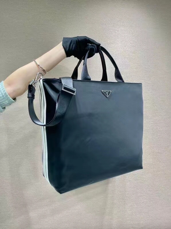 Y400. 🎉Colaboración entre ad y Pd🎉2VG090 Dos grandes marcas colaboran🤝 Este bolso tote diseñado por ad y pd, confecc…