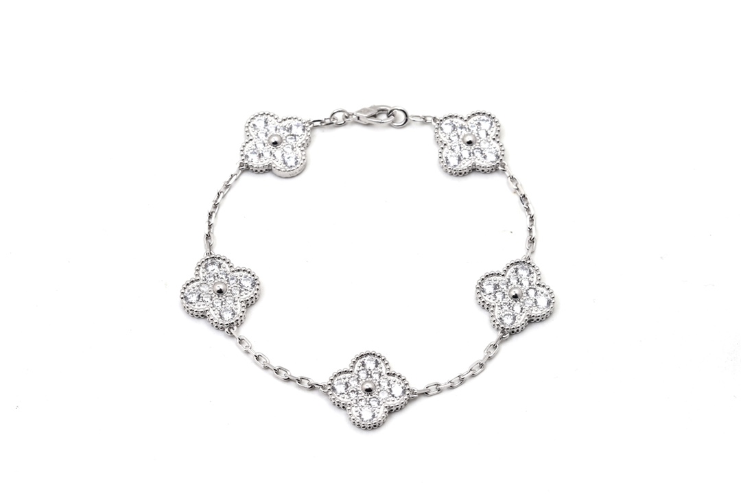 NO:101583,Vca Van Clerk Arpel Silver Full Diamond Four-Leaf Crocodile Bracelet This Van Clerk Arpel Full Diamond Bracelet is not as rich as Wuhua, but it can also set off the beauty inadvertently!  The platinum chain looks white and it is easy to match with clothes. It is exquisite but not exaggerated, noble but not vulgar, anyway, one word is beautiful!  Fairies don't dare to try our Vca bracelet, van cleef, bracelet19860909Vca 梵克雅宝 银色满钻四叶草 五花手链 这款梵克雅宝满钻手链,不像五花这么的富贵,不过也能在不经意之间衬托美 ！ 白金的链子很显白,搭配衣服也很好搭,精致而不浮夸,高贵而不庸俗,反正一个字美！仙女们不防试试我们的,Vca手链,van cleef,bracelet,Jewelry