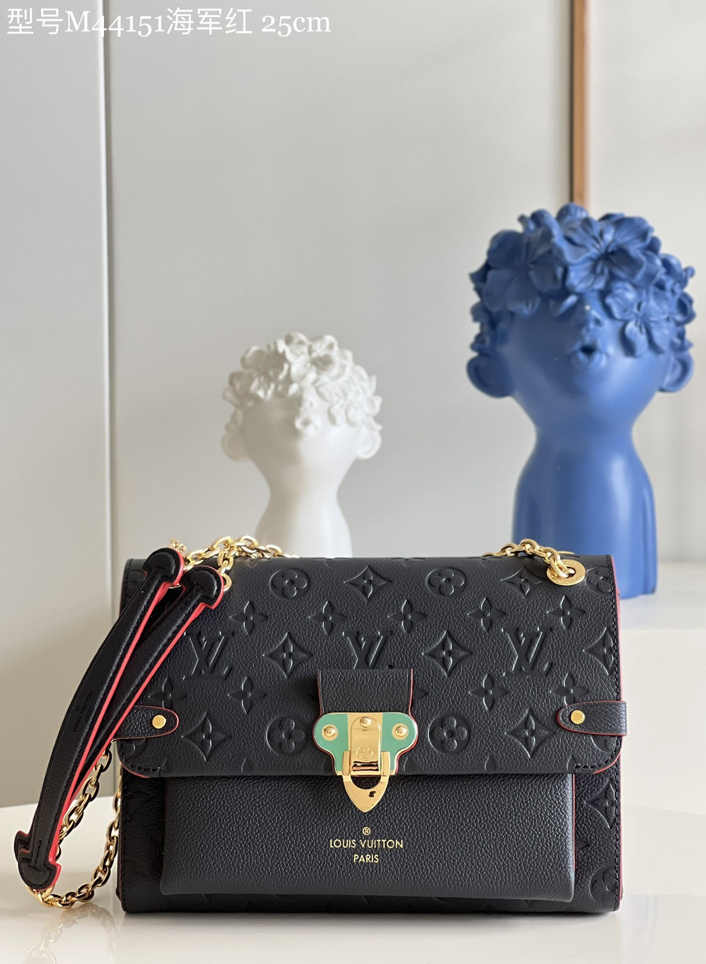 NO:398622,【Exclusive real photo M44151 Navy Red】M52271 is made of smooth and embossed Monogram Empreinte leather, exquisite and charming. This Vavin small handbag features a bright and eye-catching lock design. It is soft and comfortable, fashionable and casual, and a lightweight choice for daily carrying. Adjustable leather chain straps are easy to shoulder or crossbody. Detailed features 25 x 17 x 9.5 cm Q.,LV [original leather],louis vuitton19860909【独家实拍M44151海军红】M52271 由光滑与压纹 Monogram Empreinte 皮革裁制而成,精致迷人,此款 Vavin 小号手袋以光亮醒目的锁扣设计为特色.柔软舒适,时髦休闲,日常背携的轻便之选.可调节皮革链带便于肩背或斜挎.详细特征25 x 17 x 9.5 厘米 Q.,LV【原厂皮】,louis vuitton,Bag