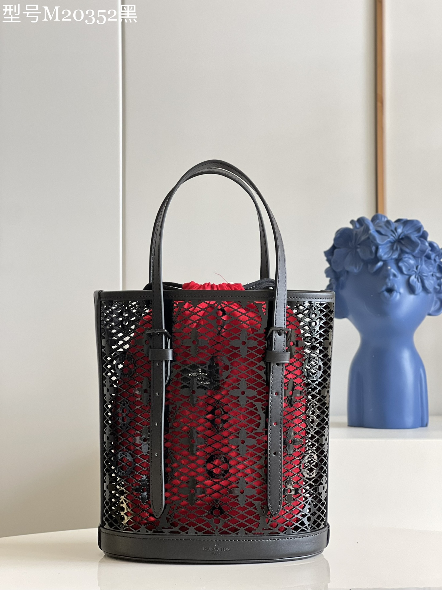 NO:398605,【Exclusive real shot of M20352 black】Bucket small handbag uses Monogram Lace leather designed by Nicolas Ghesquière, which debuted in the spring and summer fashion show. The cowhide leather is laser-cut to present Monogram pattern, and the fabric inner bag can be seen through exquisite perforation. It is paired with an extended top handle, and the shoulder and back are suitable for both hands and shoulders. Detailed features 23 x 26 x 16 cm Y.880, LV [original leather], louis vuitton, cowhide19860909【独家实拍M20352黑】Bucket 小号手袋采用 Nicolas Ghesquière 设计的 Monogram Lace 皮革,于 春夏时装秀初次亮相.牛皮革经过激光切割呈现 Monogram 图案,透过精致穿孔可见织物里袋.搭配加长顶部手柄,手提肩背皆宜.详细特征23 x 26 x 16 厘米 Y.880,LV【原厂皮】,louis vuitton,cowhide,Bag