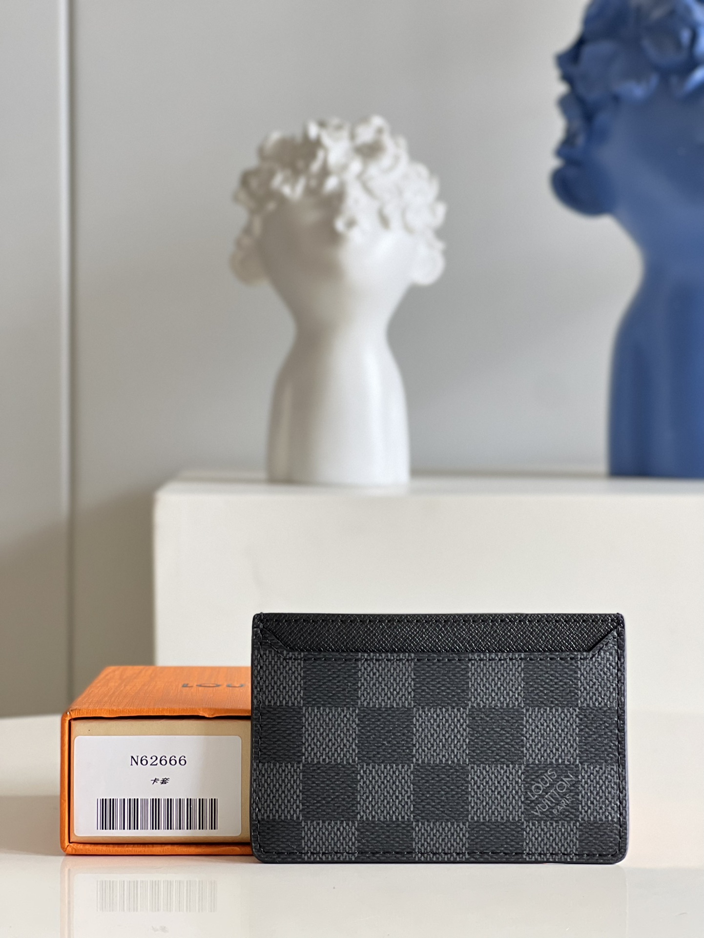 NO:398611,[Exclusive real photo M62666 Black] This vertical combination card holder comes from the fashionable Damier Graphite city series, with two mezzanines, which can hold credit card, transportation card or business card and other cards. It can be easily placed in top or trouser pockets. Detailed features 11 x 7 x 0.6 cm V.150, LV [original leather], louis vuitton19860909【独家实拍M62666黑格】这款竖式组合卡片夹来自于时尚的 Damier Graphite 城市系列,设有两个夹层,可放置信用卡、交通卡或名片等卡片.可轻易放入上衣或裤装口袋.详细特征11 x 7 x 0.6 厘米V.150,LV【原厂皮】,louis vuitton,Bag