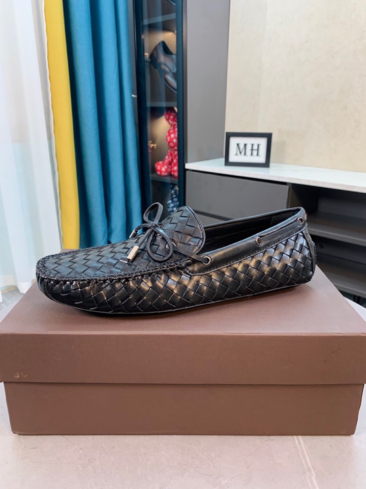 I5  里外全编织超舒服软底Bottega Veneta 编织豆豆鞋 时尚爆款 ⭐️⭐️⭐️Bottega Veneta  男士休闲鞋🎈鞋面优质牛皮，鞋面编织牛皮配金属扣装饰，完美版型，极富个性与时尚韵味，真皮内里垫脚⚠️⚠️柔韧轻便大底，时尚帅气，