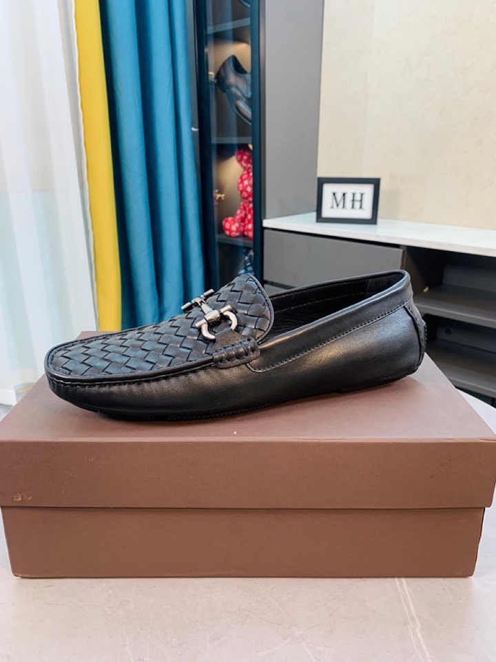 I5  半编织超舒服软底Bottega Veneta 编织豆豆鞋 时尚爆款 ⭐️⭐️⭐️Bottega Veneta  男士休闲鞋🎈鞋面优质牛皮，鞋面编织牛皮配金属扣装饰，完美版型，极富个性与时尚韵味，真皮内里垫脚⚠️⚠️柔韧轻便大底，时尚帅气，