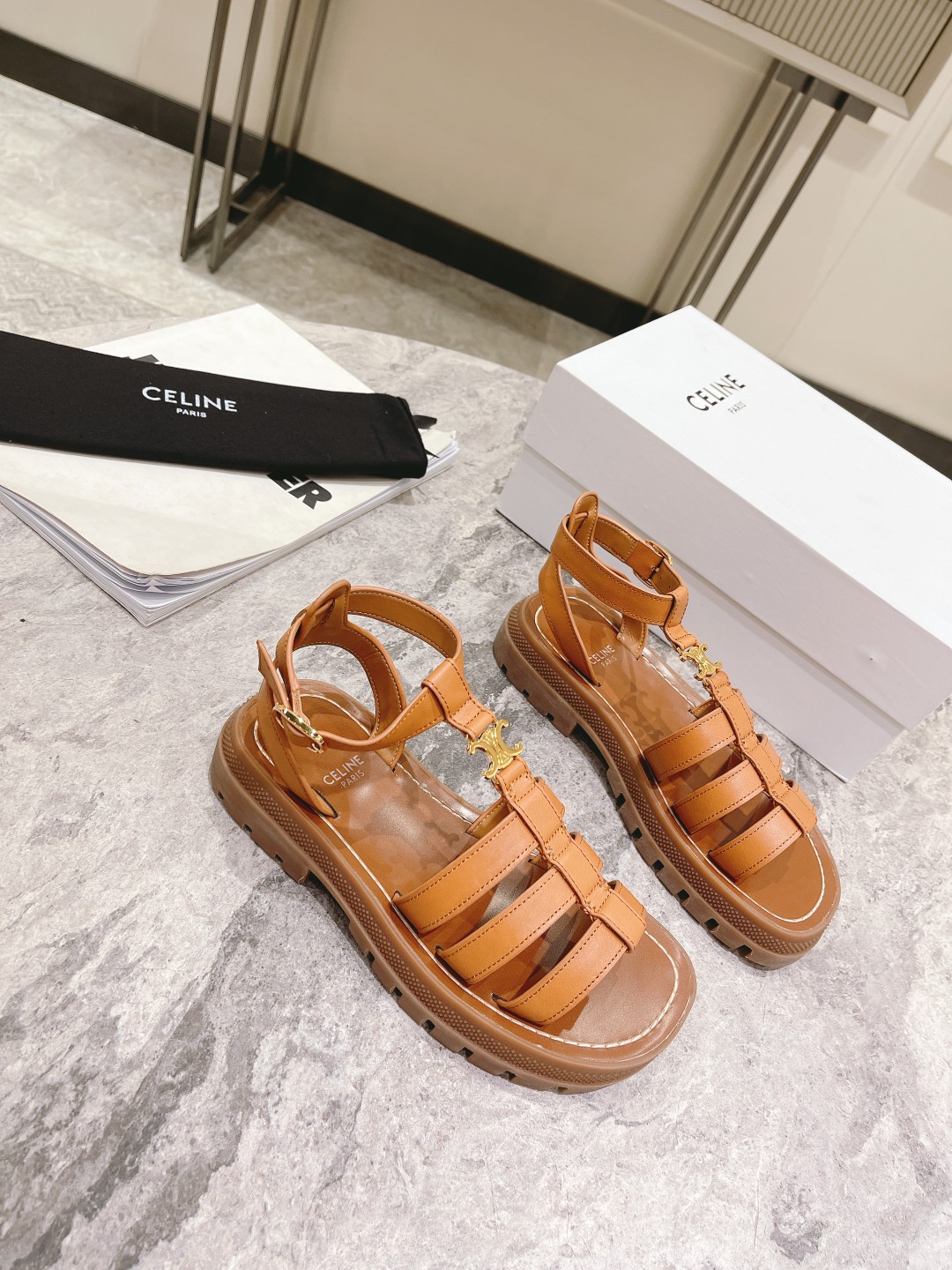 NO:249802,Case Celin* Silin's retro Roman sandals are nothing to say. It's right for the brand and appearance. It's a style that's completely lost after a glance. It's very heavy in weight and has a good texture. It's the feel that Roman sandals should have. It's paired with jeans, shorts, and skirts all look good... Fabric: imported vegetable tanned cowhide Inner: imported cowhide Outsole: open-mold anti-slip rubber/real leather midsole combination Size: 35-3940.41 order, sandals, celine, sandals, skirts, shorts, jeans, cowhide19860909批 Celin*思琳这双复古罗马凉鞋没啥好说的 冲着品牌和颜值 属于看一眼就对 再看一眼完全就沦陷的款式 自重很重 质感很好 就是罗马小凉鞋该有的feel 搭配牛仔裤 短裤 裙子都好看... 面料:进口植鞣牛皮 内里:进口牛皮里 大底:开模防滑橡胶/真皮中底组合 码数:35-3940.41订,凉鞋,celine,sandals,skirts,shorts,jeans,cowhide,Women's Shoes