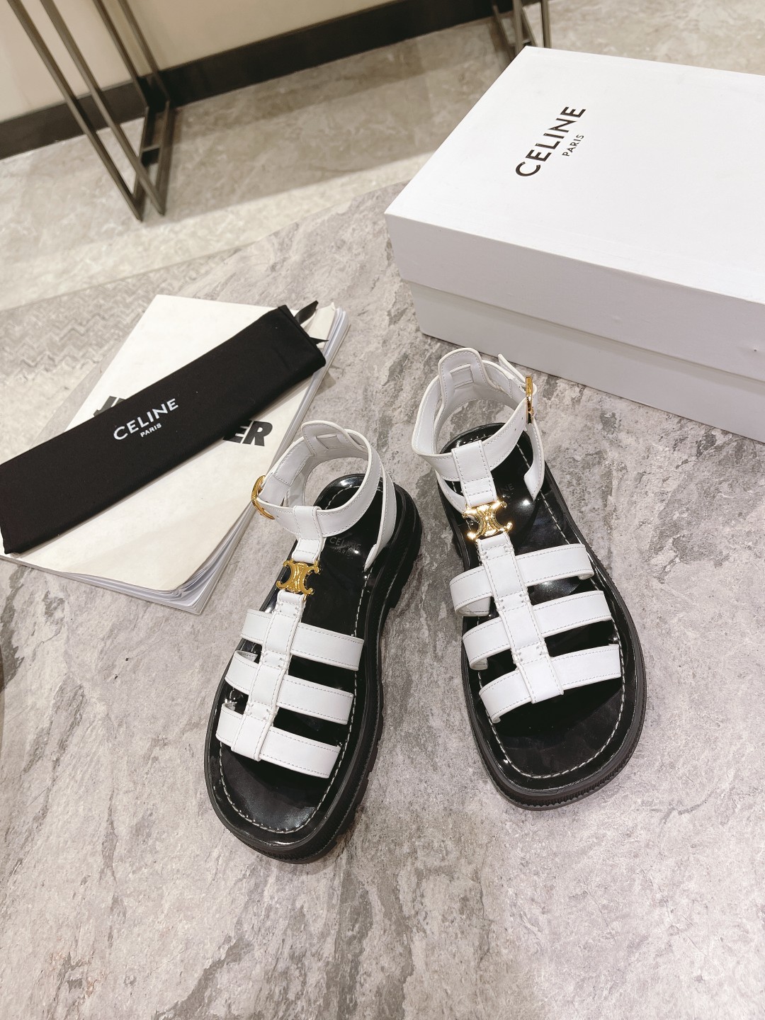 NO:249797,Case Celin* Silin's retro Roman sandals are nothing to say. It's right for the brand and appearance. It's a style that's completely lost after a glance. It's very heavy in weight and has a good texture. It's the feel that Roman sandals should have. It's paired with jeans, shorts, and skirts all look good... Fabric: imported vegetable tanned cowhide Inner: imported cowhide Outsole: open-mold anti-slip rubber/real leather midsole combination Size: 35-3940.41 order, sandals, celine, sandals, skirts, shorts, jeans, cowhide19860909批 Celin*思琳这双复古罗马凉鞋没啥好说的 冲着品牌和颜值 属于看一眼就对 再看一眼完全就沦陷的款式 自重很重 质感很好 就是罗马小凉鞋该有的feel 搭配牛仔裤 短裤 裙子都好看... 面料:进口植鞣牛皮 内里:进口牛皮里 大底:开模防滑橡胶/真皮中底组合 码数:35-3940.41订,凉鞋,celine,sandals,skirts,shorts,jeans,cowhide,Women's Shoes