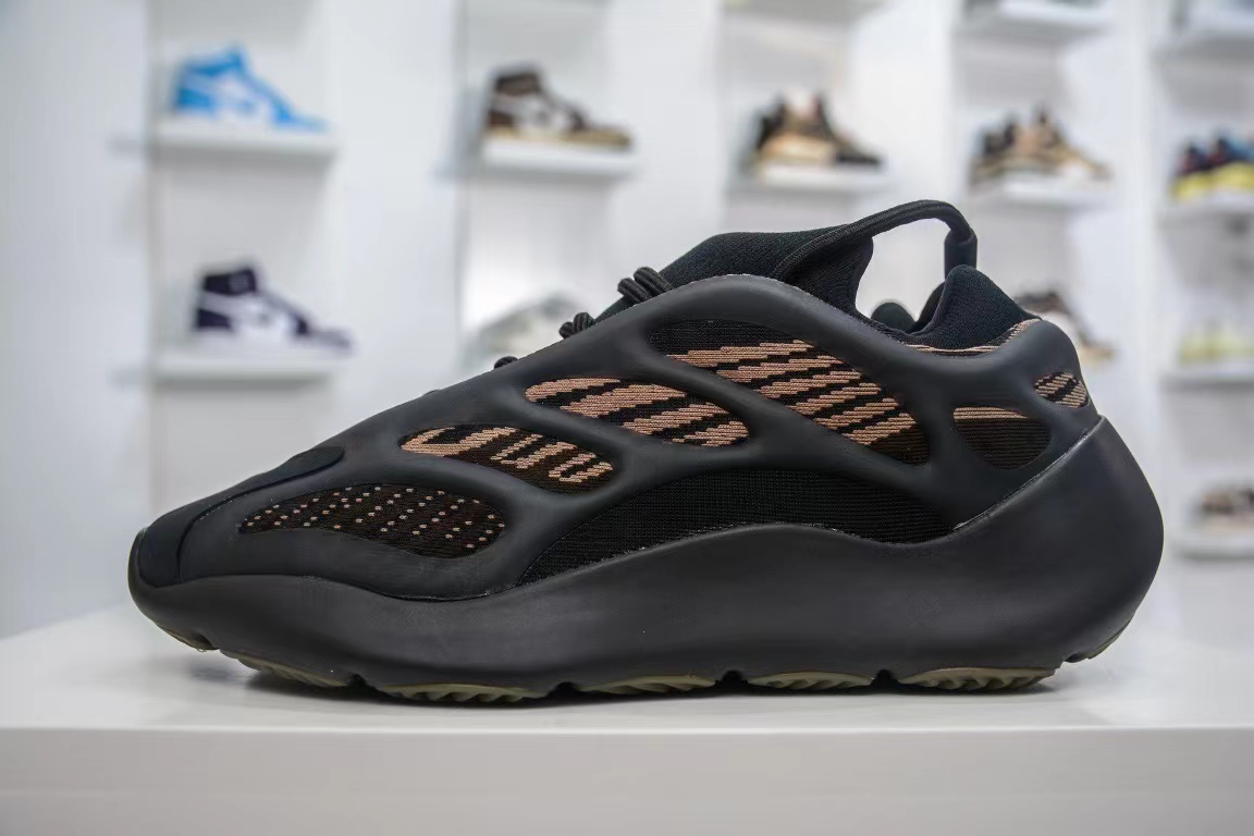 5.1最强 I0 重磅错过就是一辈子AS AD YEEZY 700 V3 “Clay Brown”黑铜 公司原鞋购入对比开发 渠道高价买入全套纸板数据打造 鞋型完美还原正品 组合鞋面吸光放光强度 I0 %还原 效果炫酷 此款非Boost爆米花科技 鞋底采用BOUNCE 全新缓震科技 反馈效果充足 质感厚度与正品一致 完美贴合成型 正确原盒原标包装 全新原鞋对比99%还原 大几率过验独立订单 纯原不杀猪 欢迎对比市面纯原暴利版本