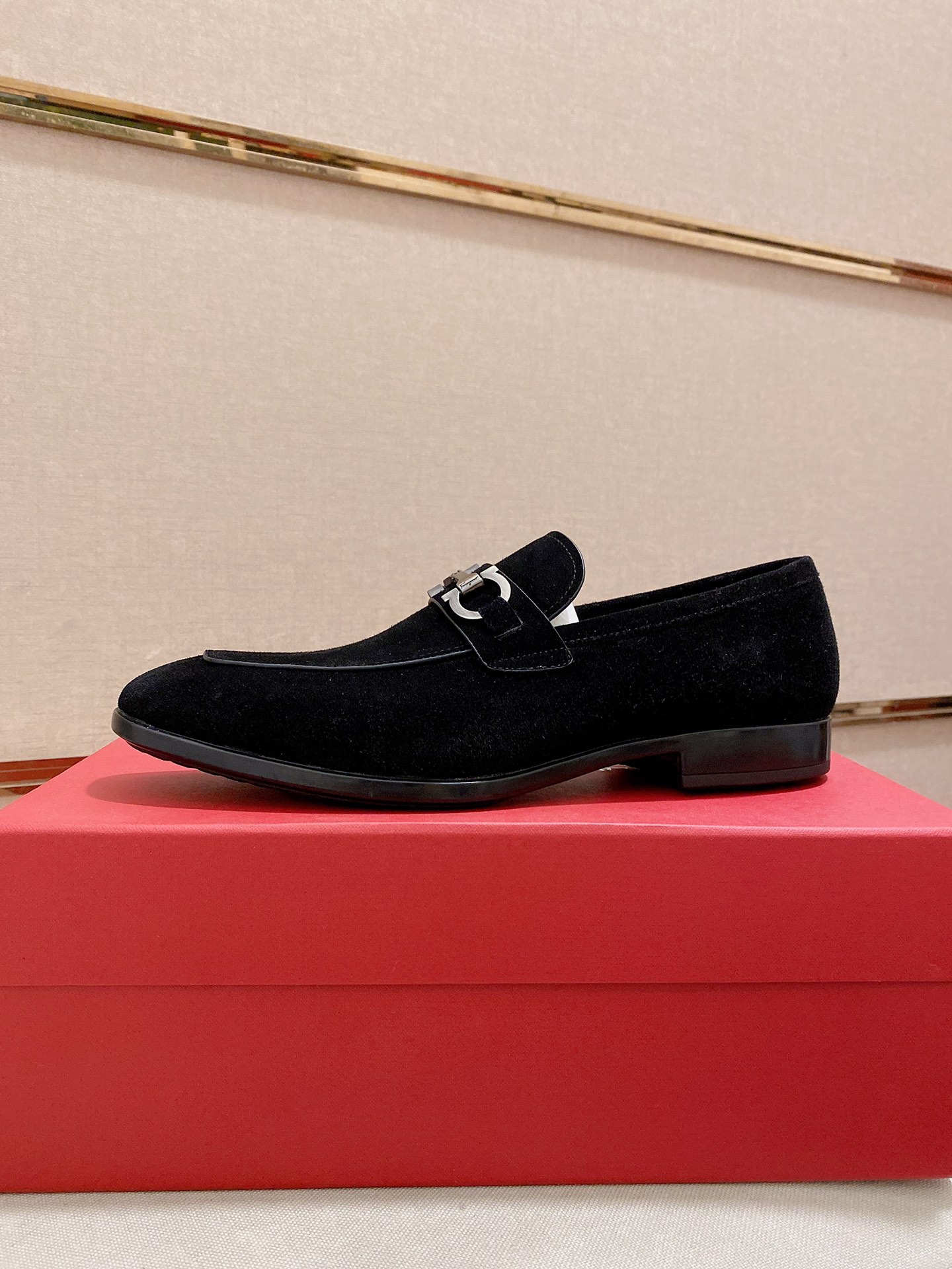 K0 高端品质 🐟菲拉格幕🚹 官网男士套脚鞋同步款，鞋面选用进口反绒牛皮，最新品牌元素G家五金拉环扣，菲拉格慕官网最新 彰显不俗的气息，设计简约套脚款型 超级百搭 内里头层水染🐂牛皮里。原版橡胶底，